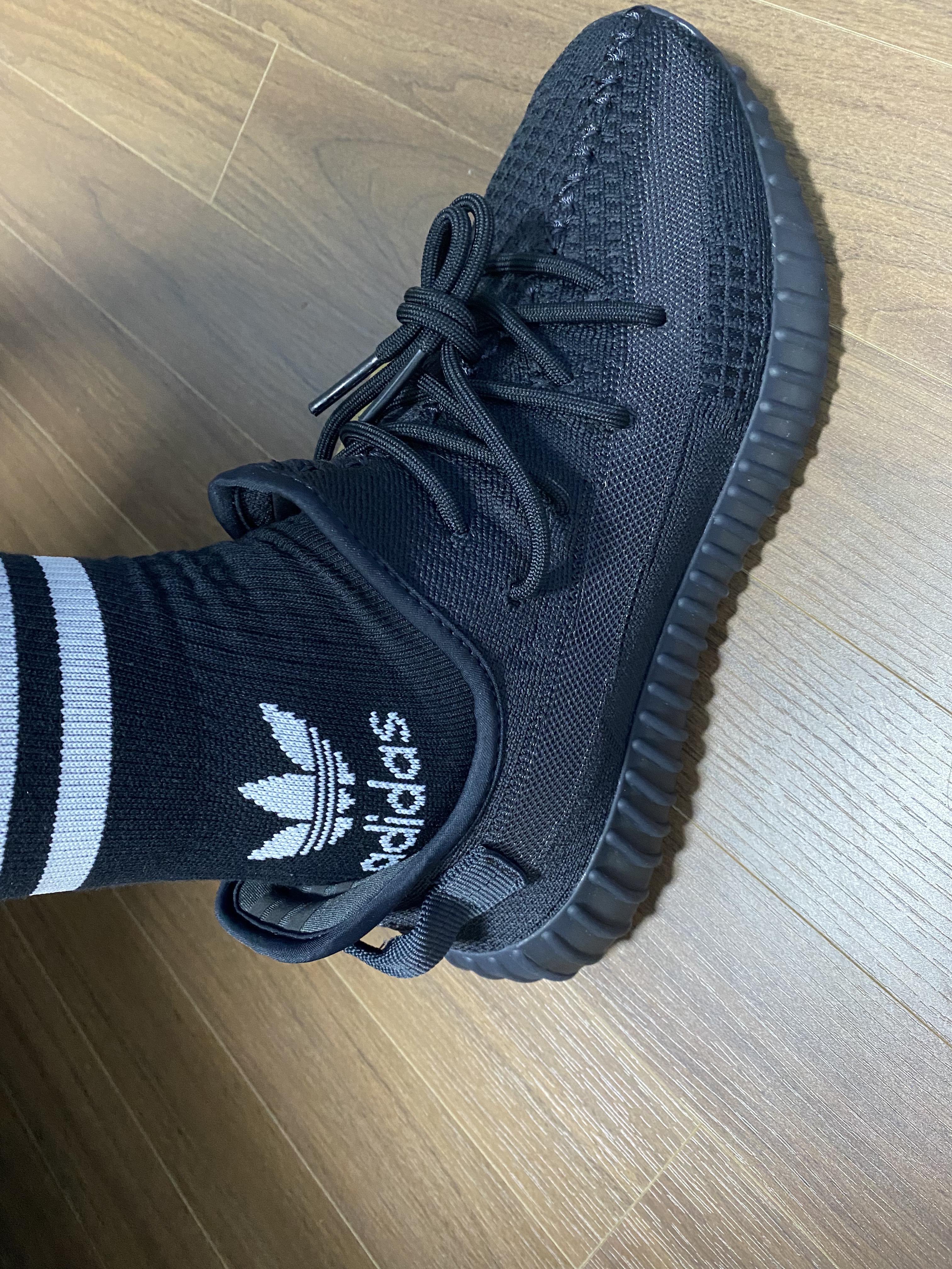 Adidas Yeezy Boost 350 V2 Onyx 착용 스타일