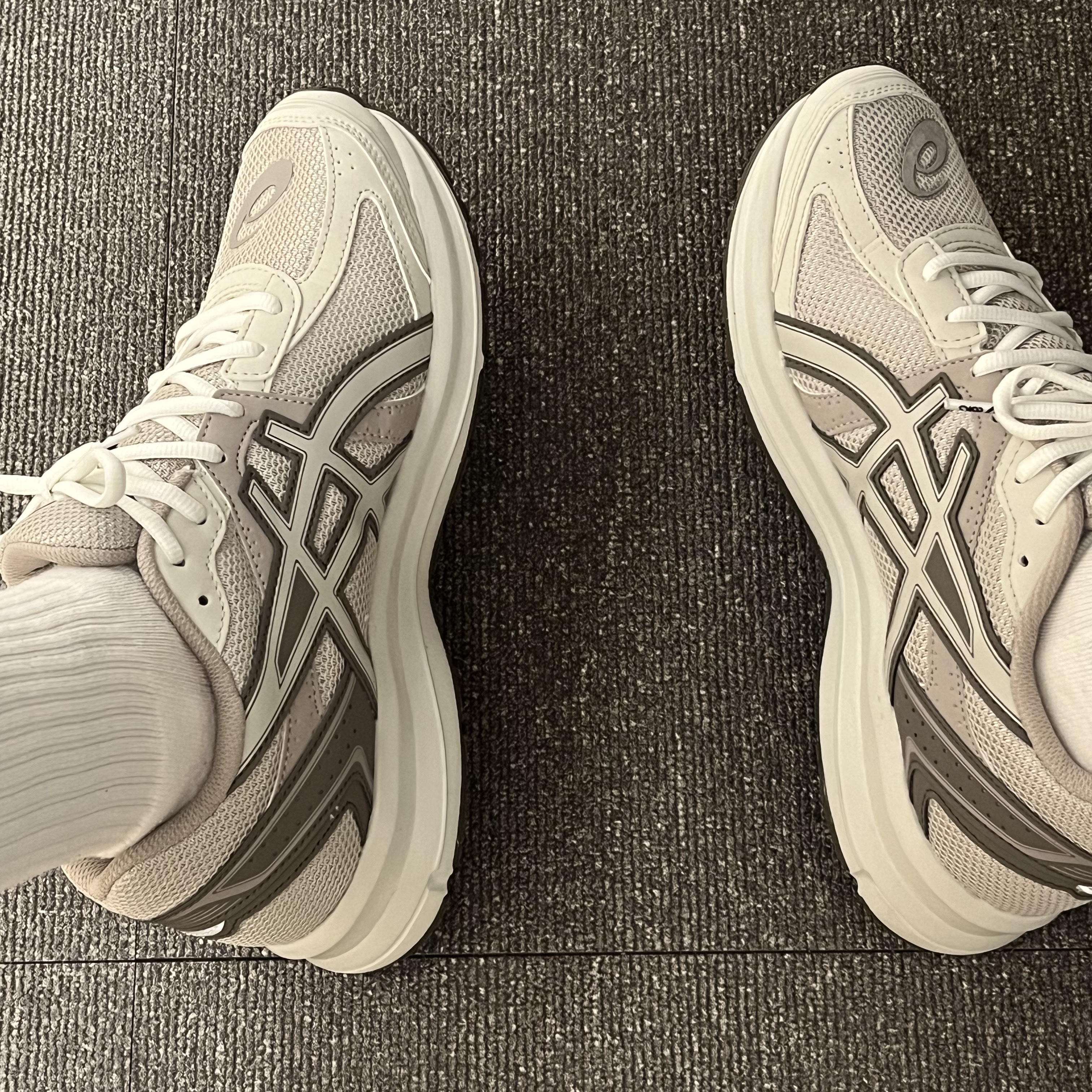 Asics Jog 100 S Birch - 2E Wide 착용 스타일