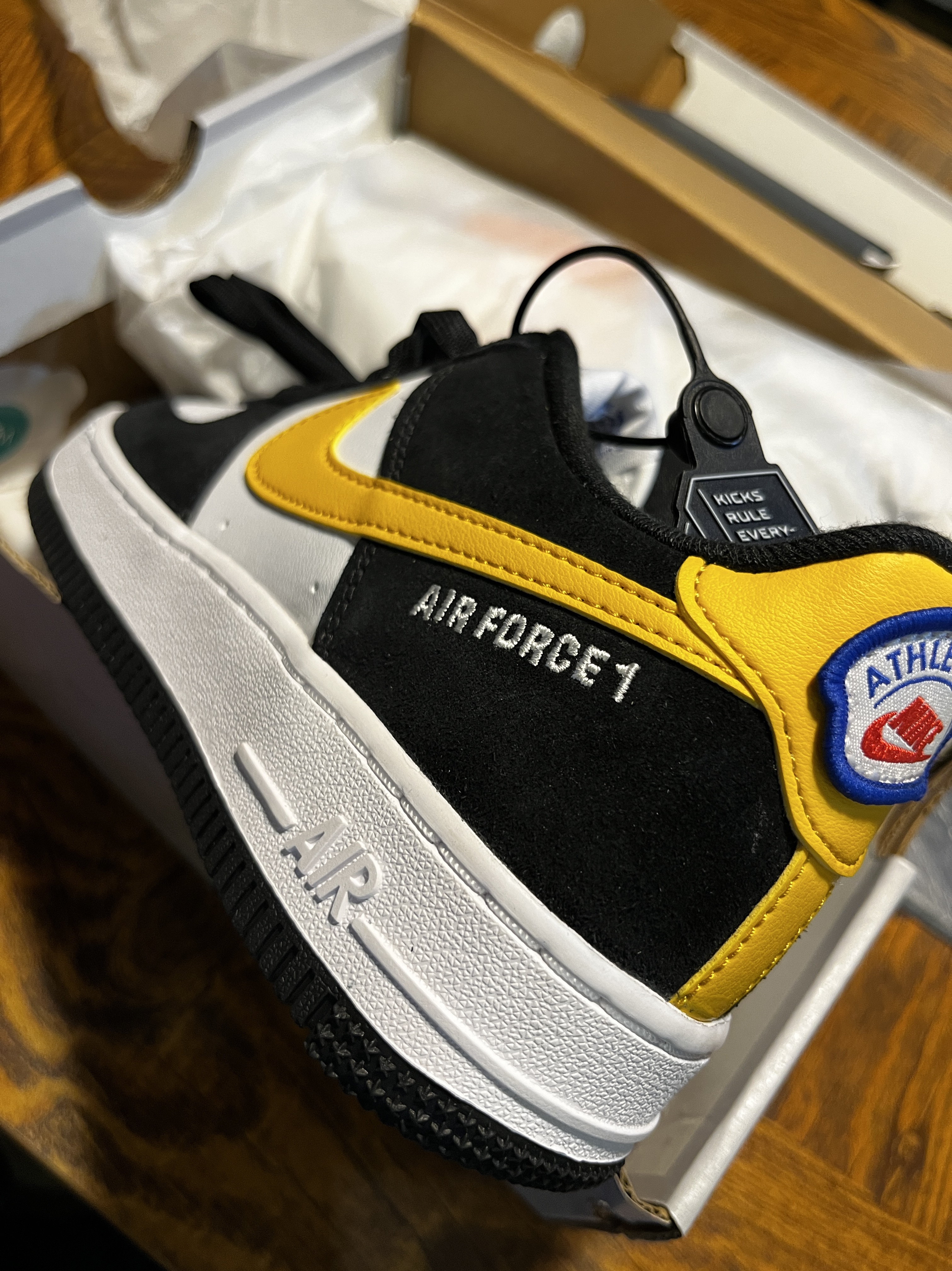(GS) Nike Air Force 1 LV8 Athletic Club Black Dark Sulfur 착용 스타일