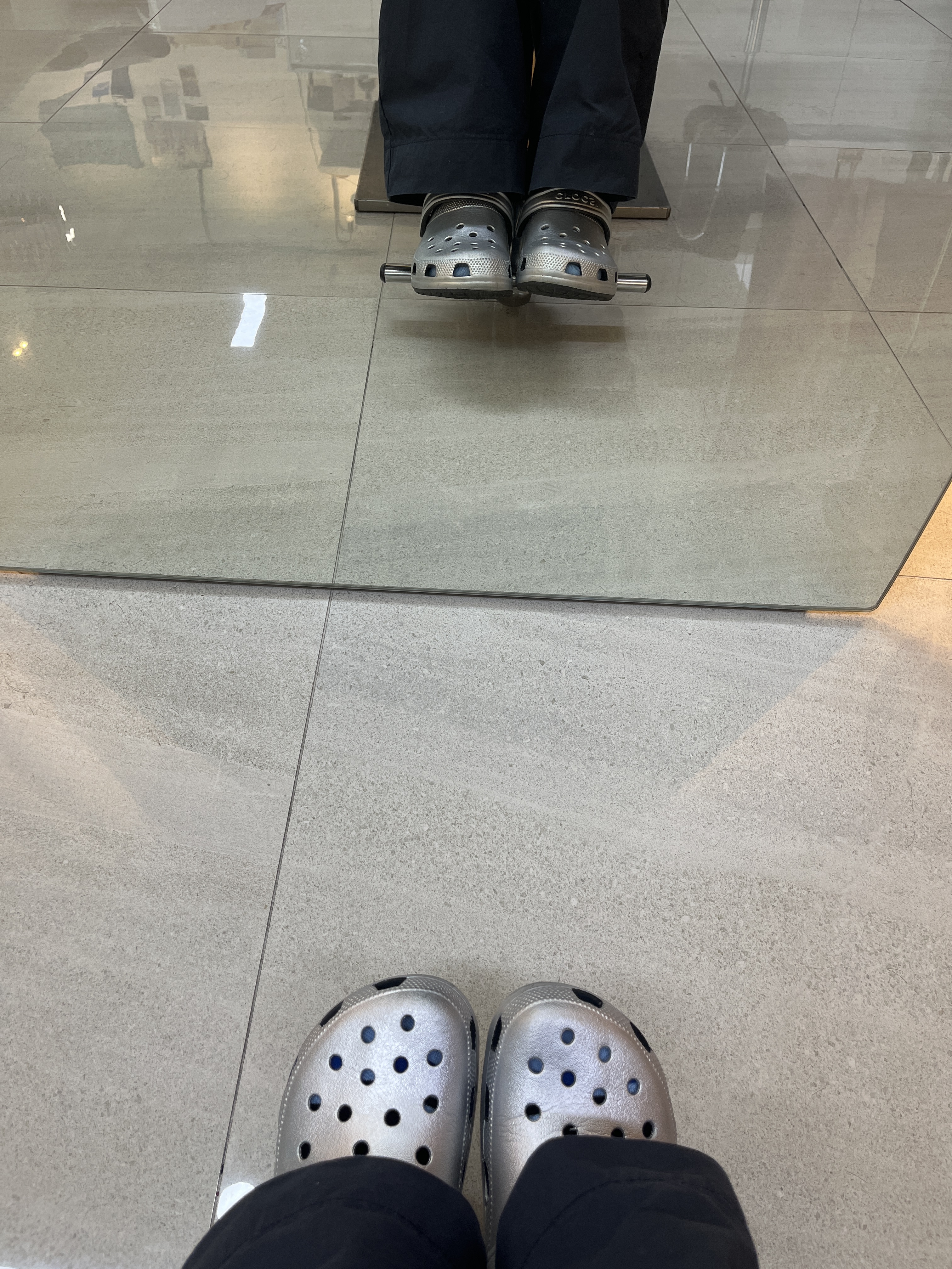 Crocs Classic Metallic Clog Silver 착용 스타일
