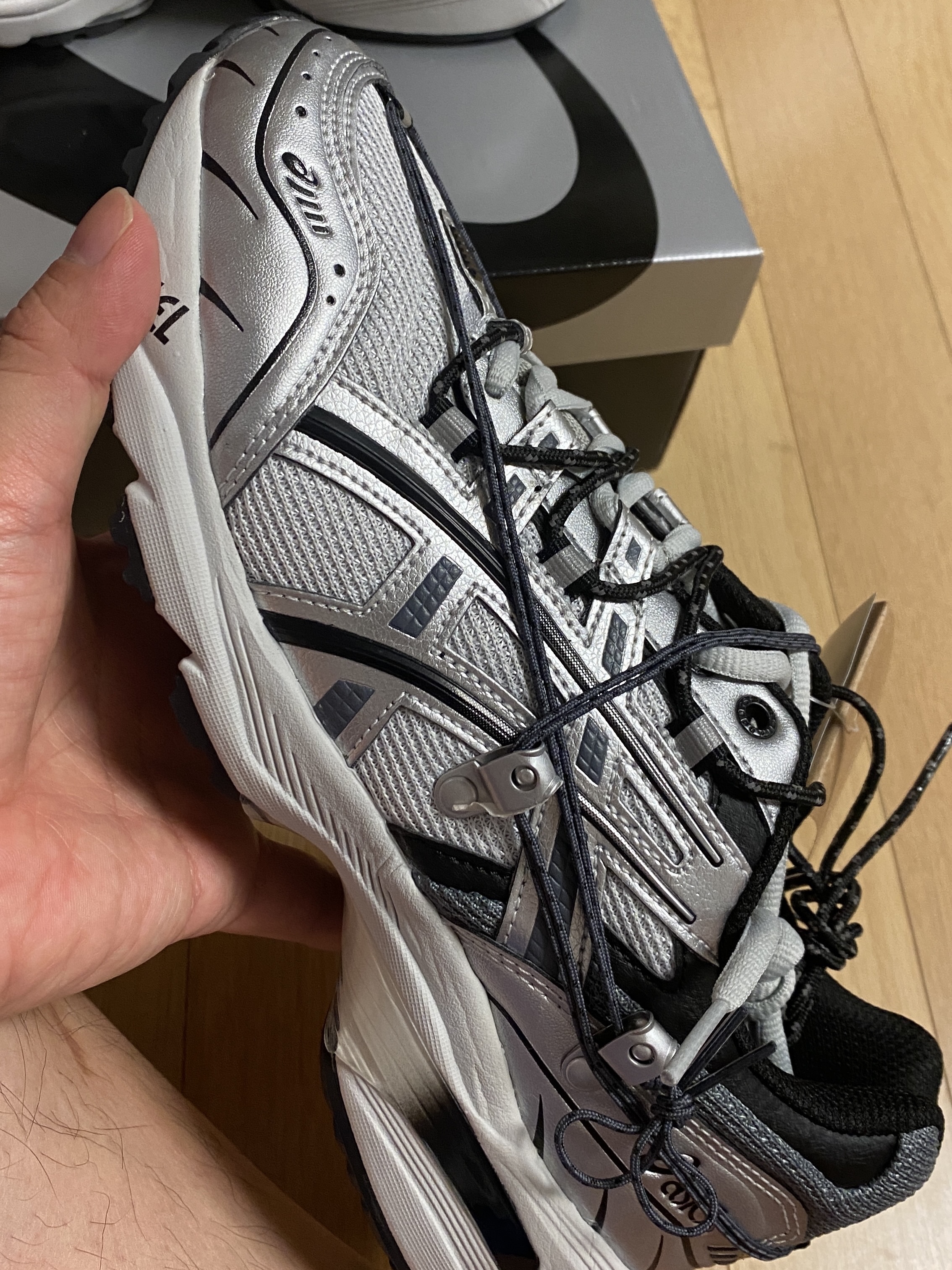 Asics x Andersson Bell Gel-1090 Glacier Grey Silver 착용 스타일