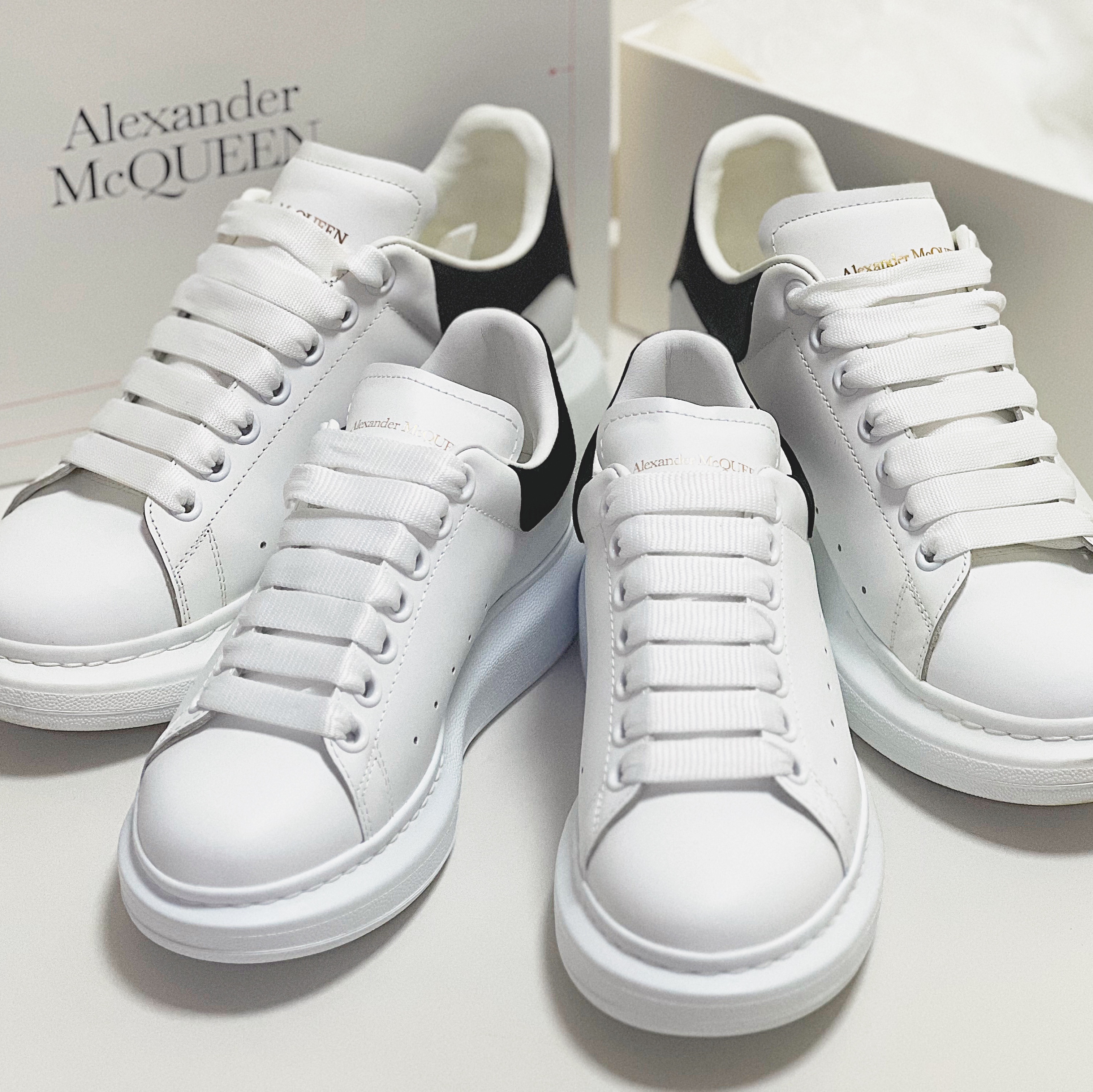 Alexander McQueen Oversized Sneakers White Black 착용 스타일