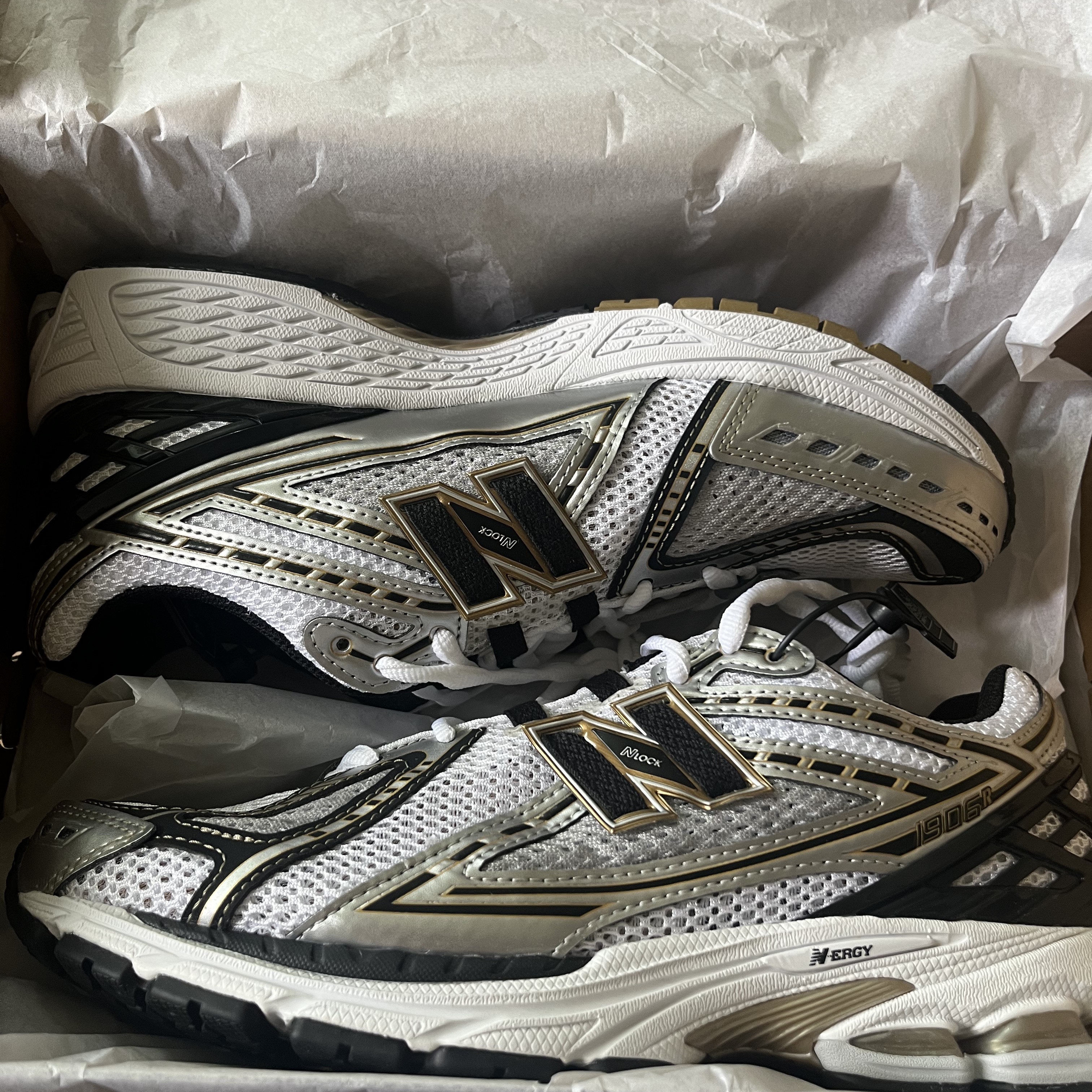 New Balance 1906R White Gold 착용 스타일