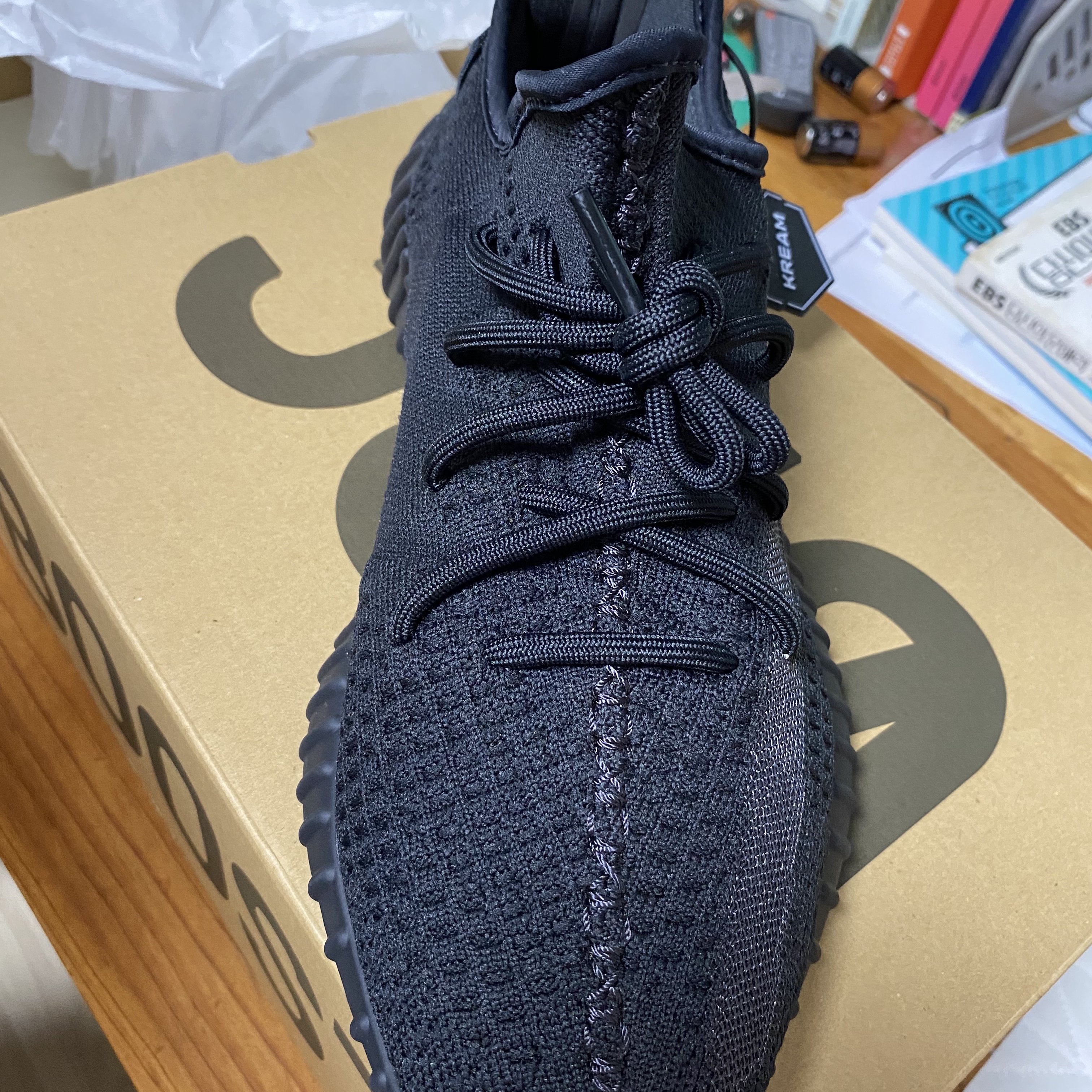 Adidas Yeezy Boost 350 V2 Onyx 착용 스타일 - 2