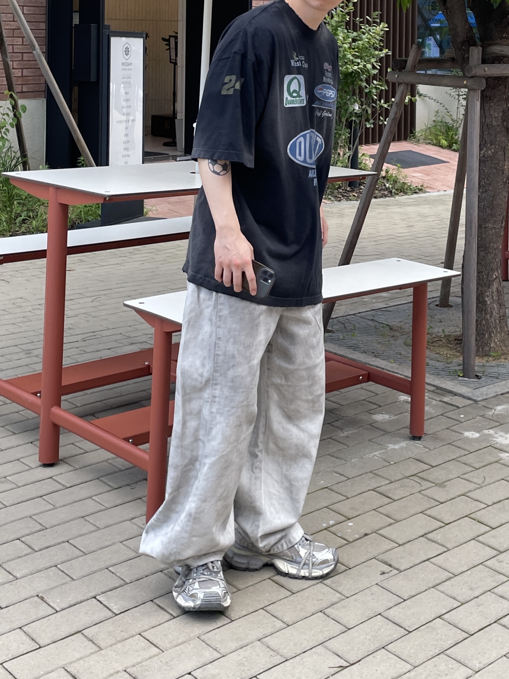 Balenciaga 3XL Sneakers Light Beige 착용 스타일 - 2