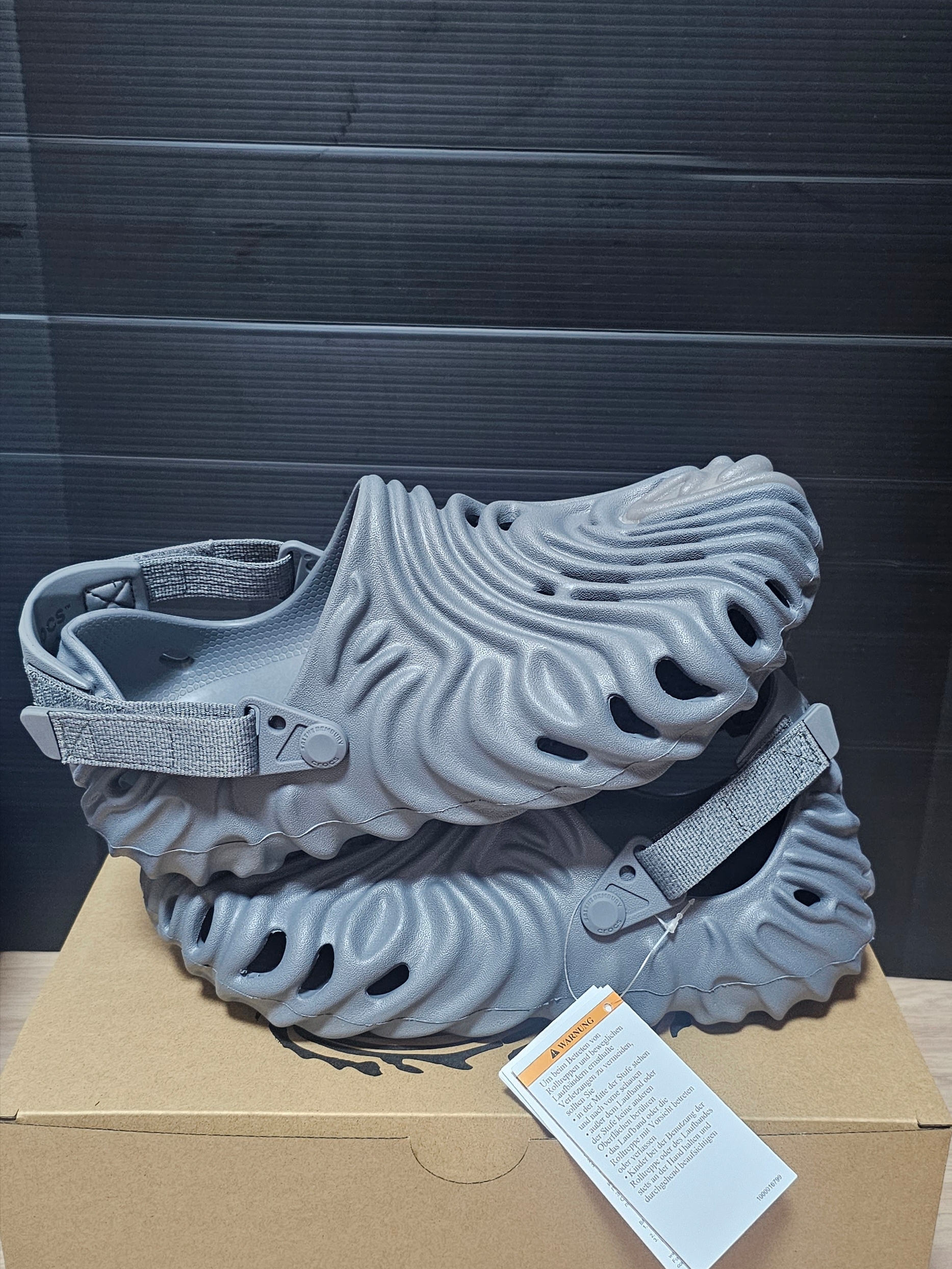 Crocs x Salehe Bembury Pollex Clog Niagara 착용 스타일 - 2