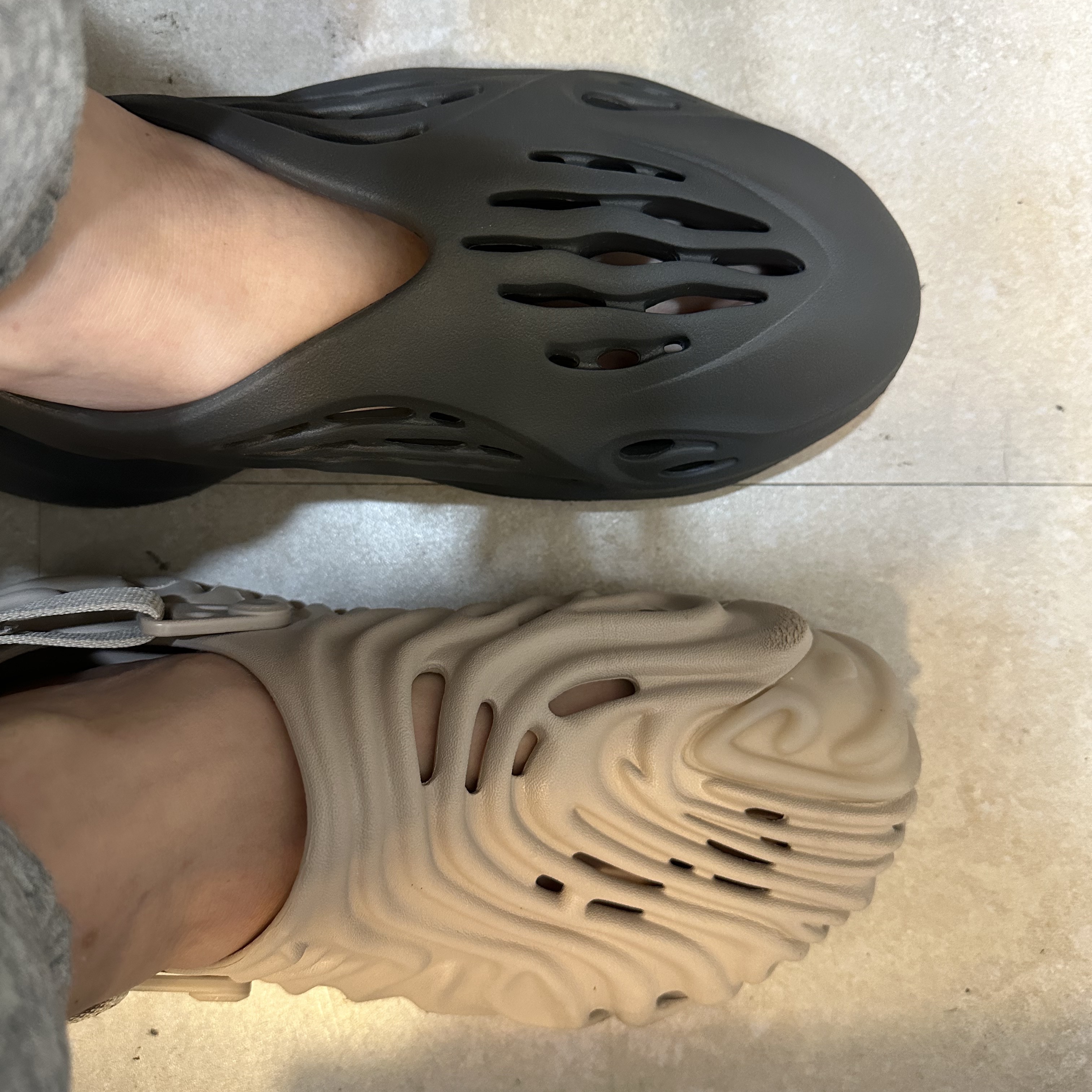 Adidas Yeezy Foam RNNR Carbon, Crocs x Salehe Bembury Pollex Clog Horchata 착용 스타일