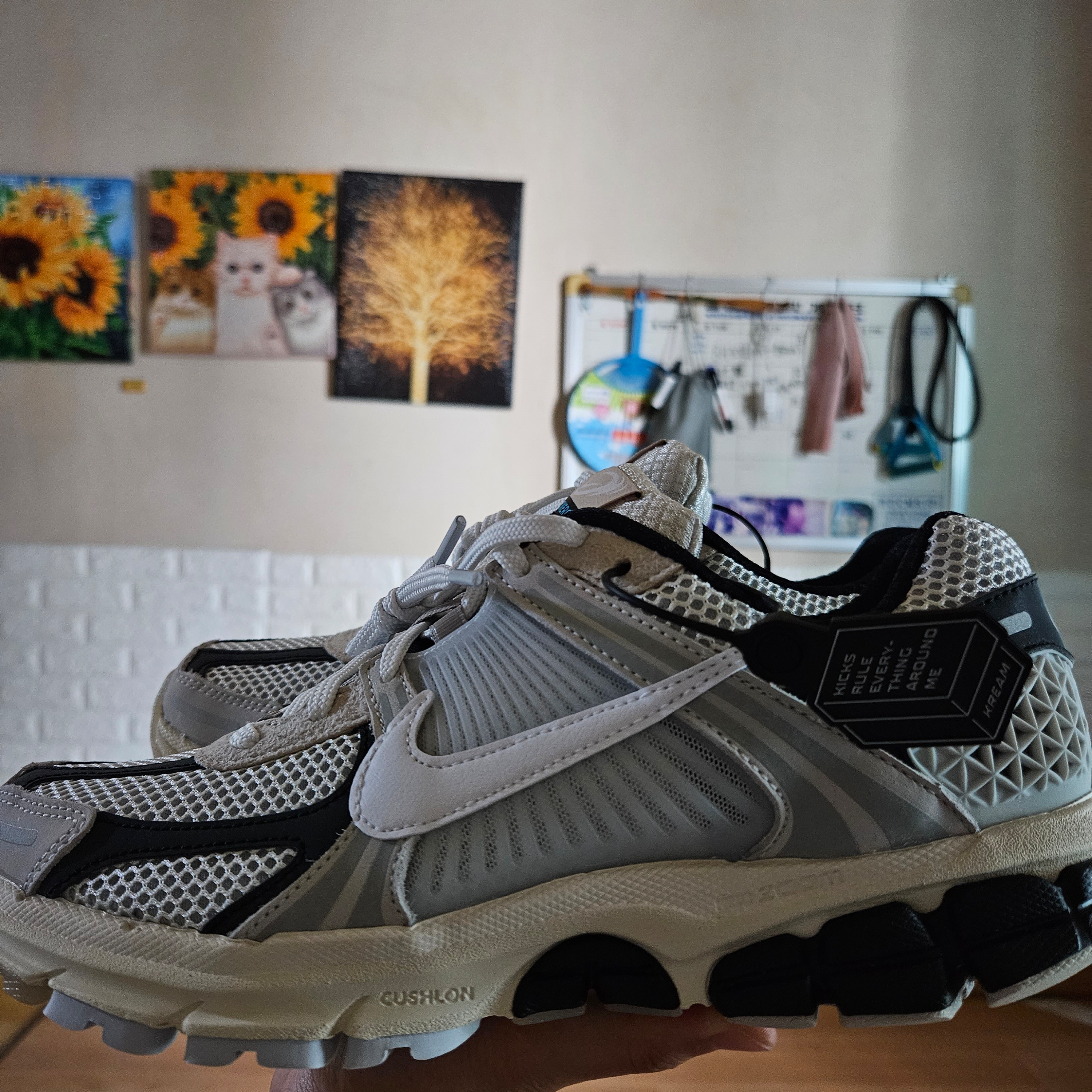 Nike Zoom Vomero 5 Light Bone and Black 착용 스타일 - 1