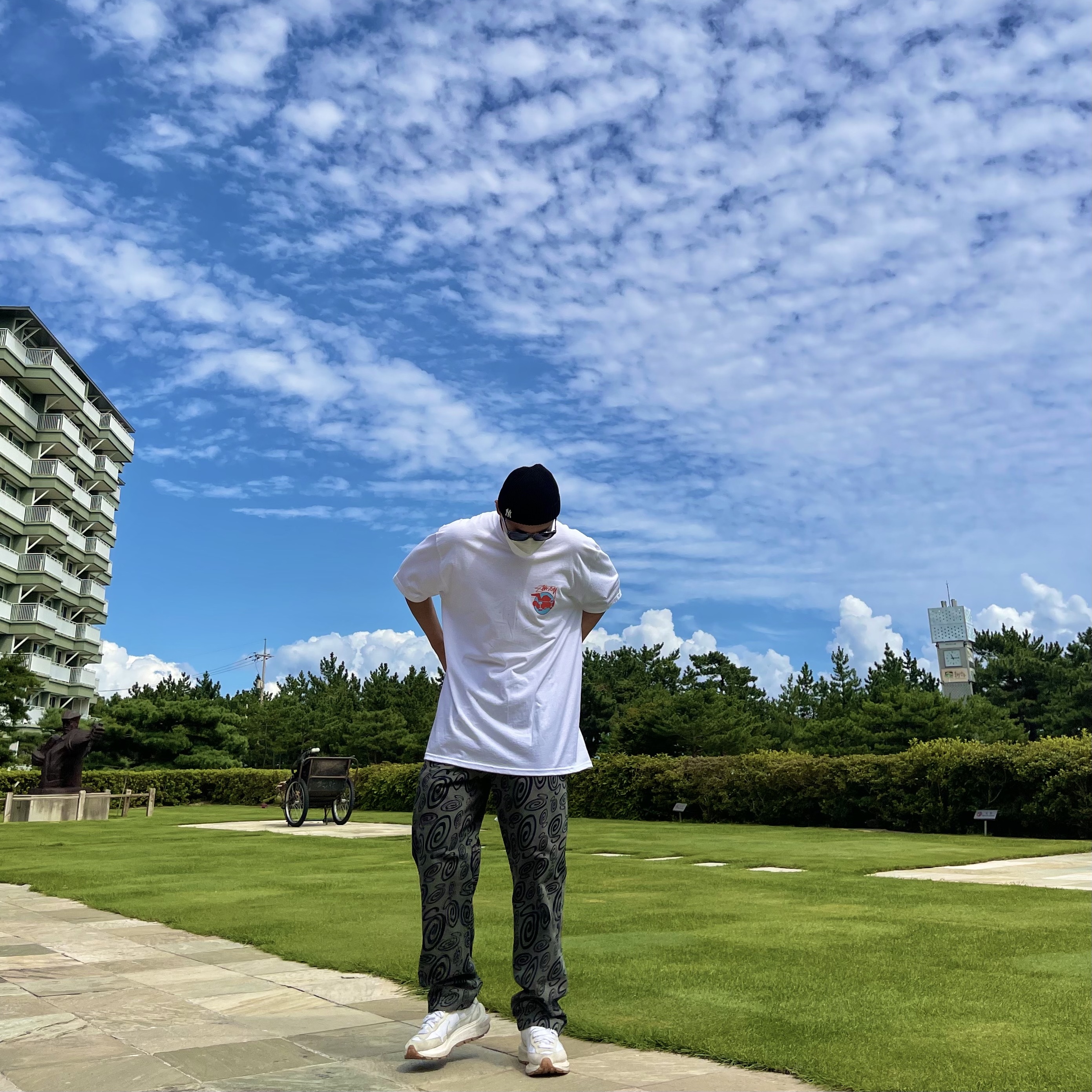 Nike x Sacai VaporWaffle White and Gum, Stussy Skateman T-Shirt White 착용 스타일