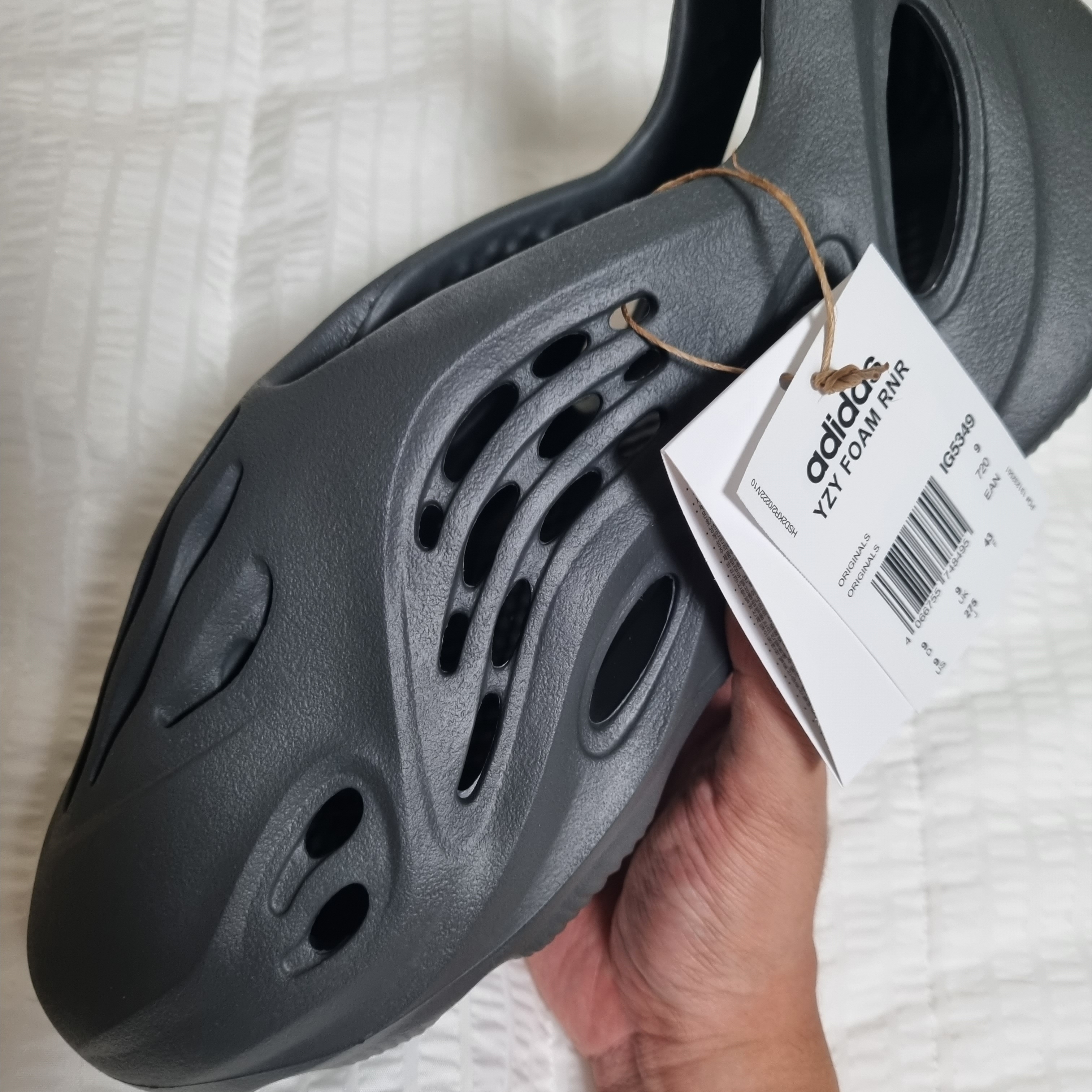 Adidas Yeezy Foam RNNR Carbon 착용 스타일 - 2