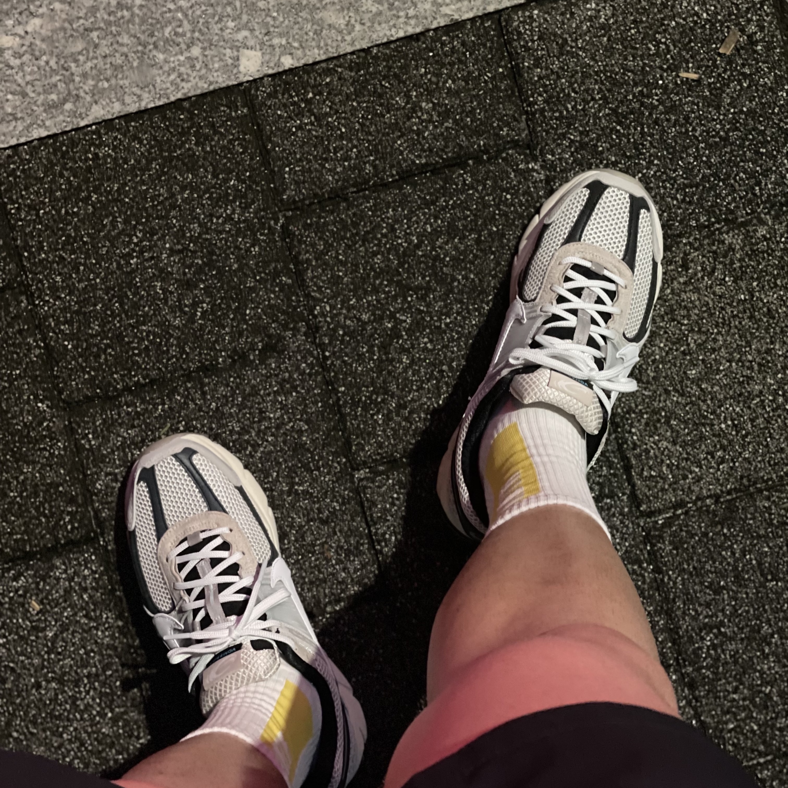 Nike Zoom Vomero 5 Light Bone and Black 착용 스타일