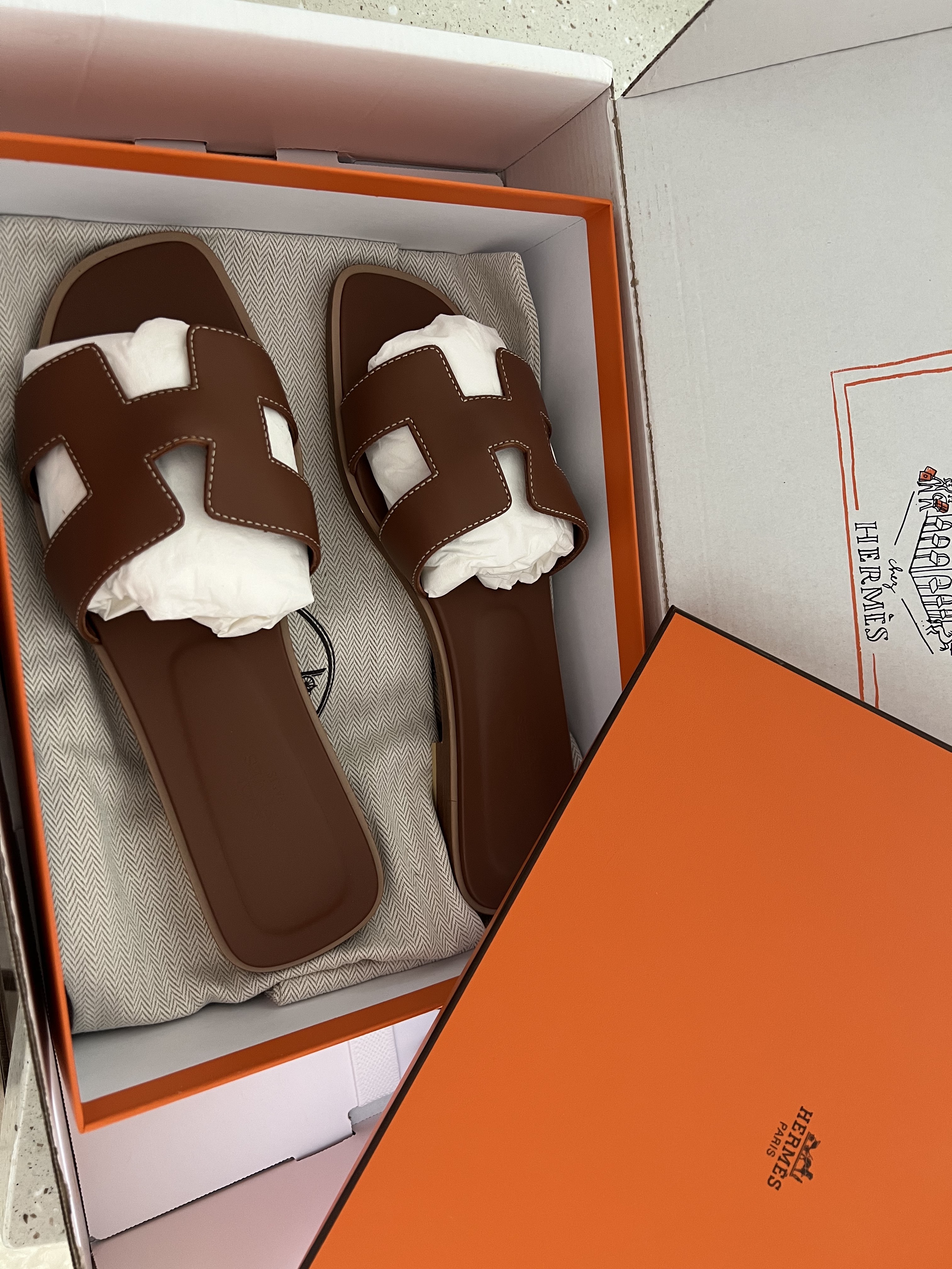 (W) Hermes Oran Sandal Calfskin & Gold Piqures Ecrues 착용 스타일