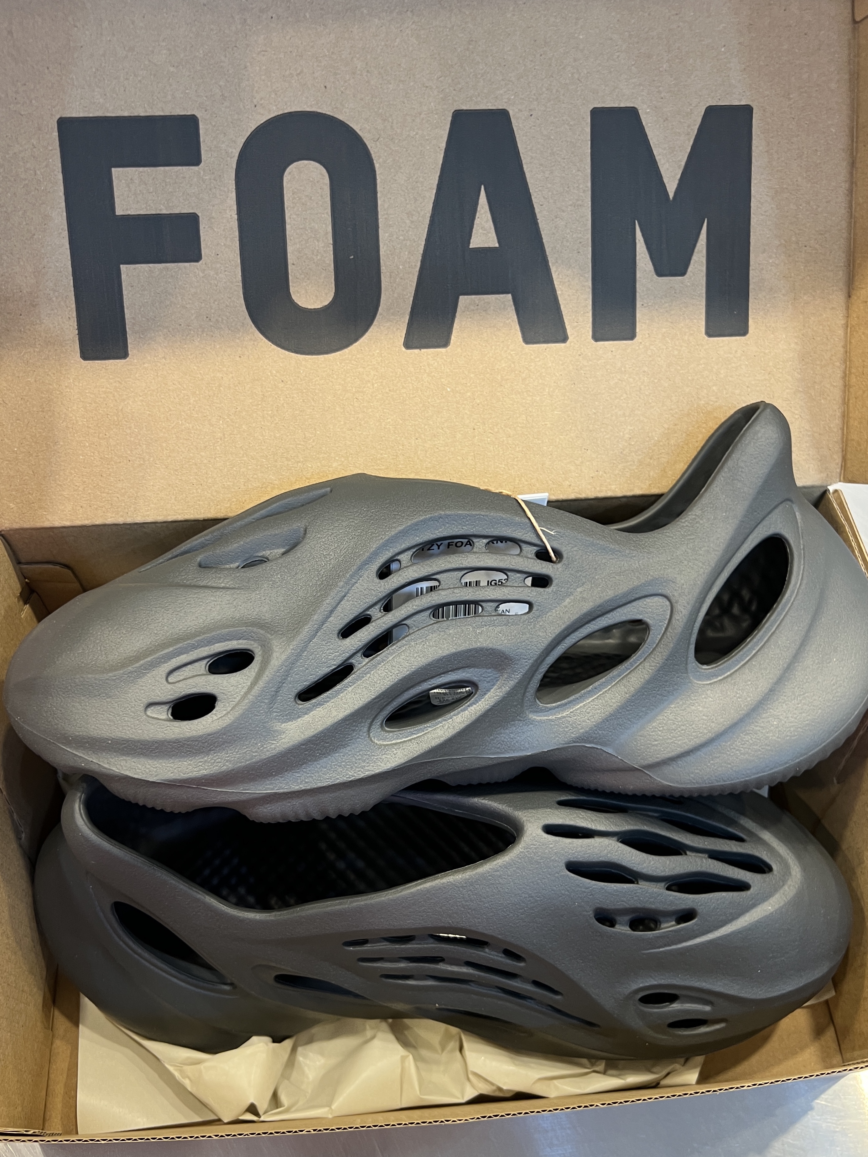 Adidas Yeezy Foam RNNR Carbon 착용 스타일