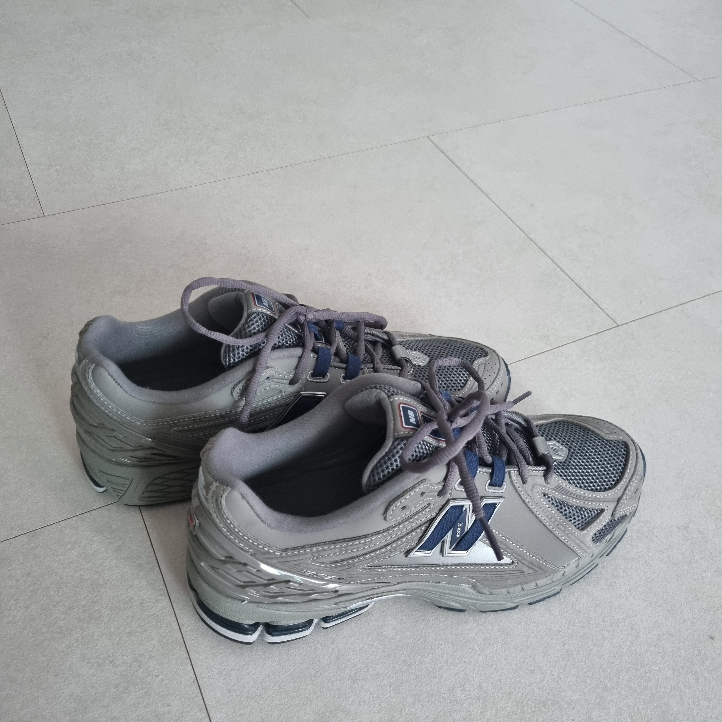 New Balance 1906R Charcoal Grey 착용 스타일
