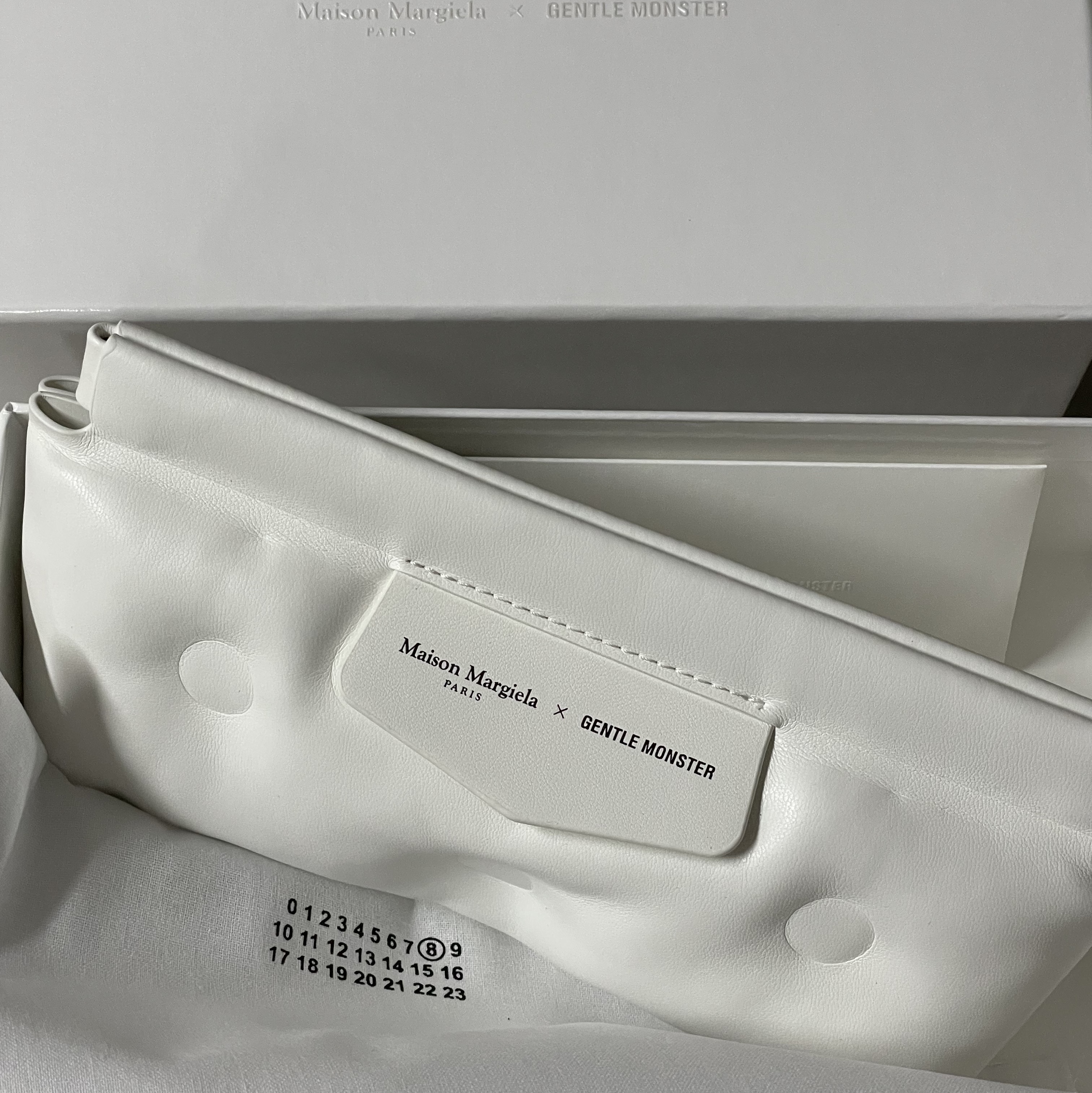 Gentle Monster x Maison Margiela MM005 White Black 착용 스타일 - 1