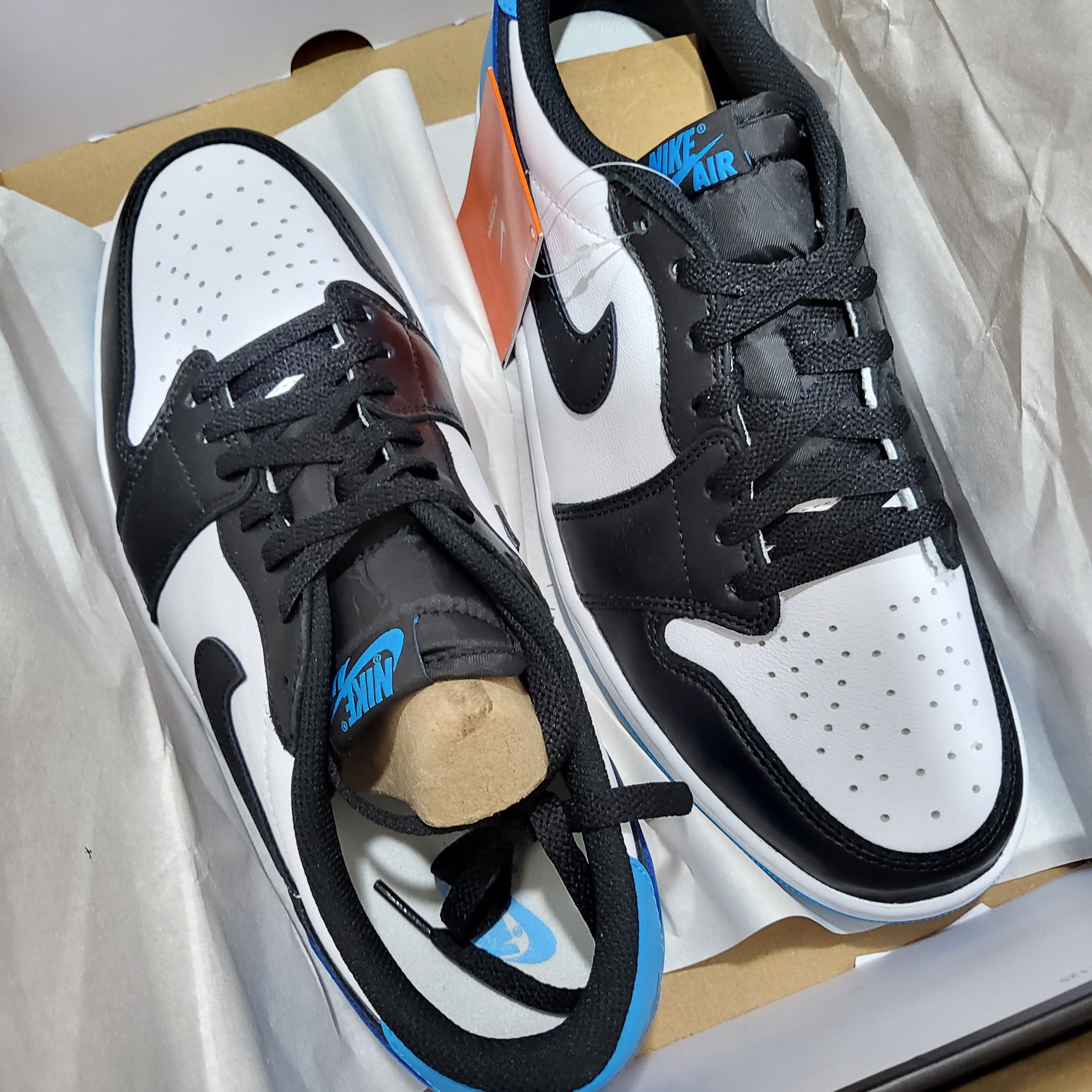 Jordan 1 Retro Low OG Black and Dark Powder Blue 착용 스타일