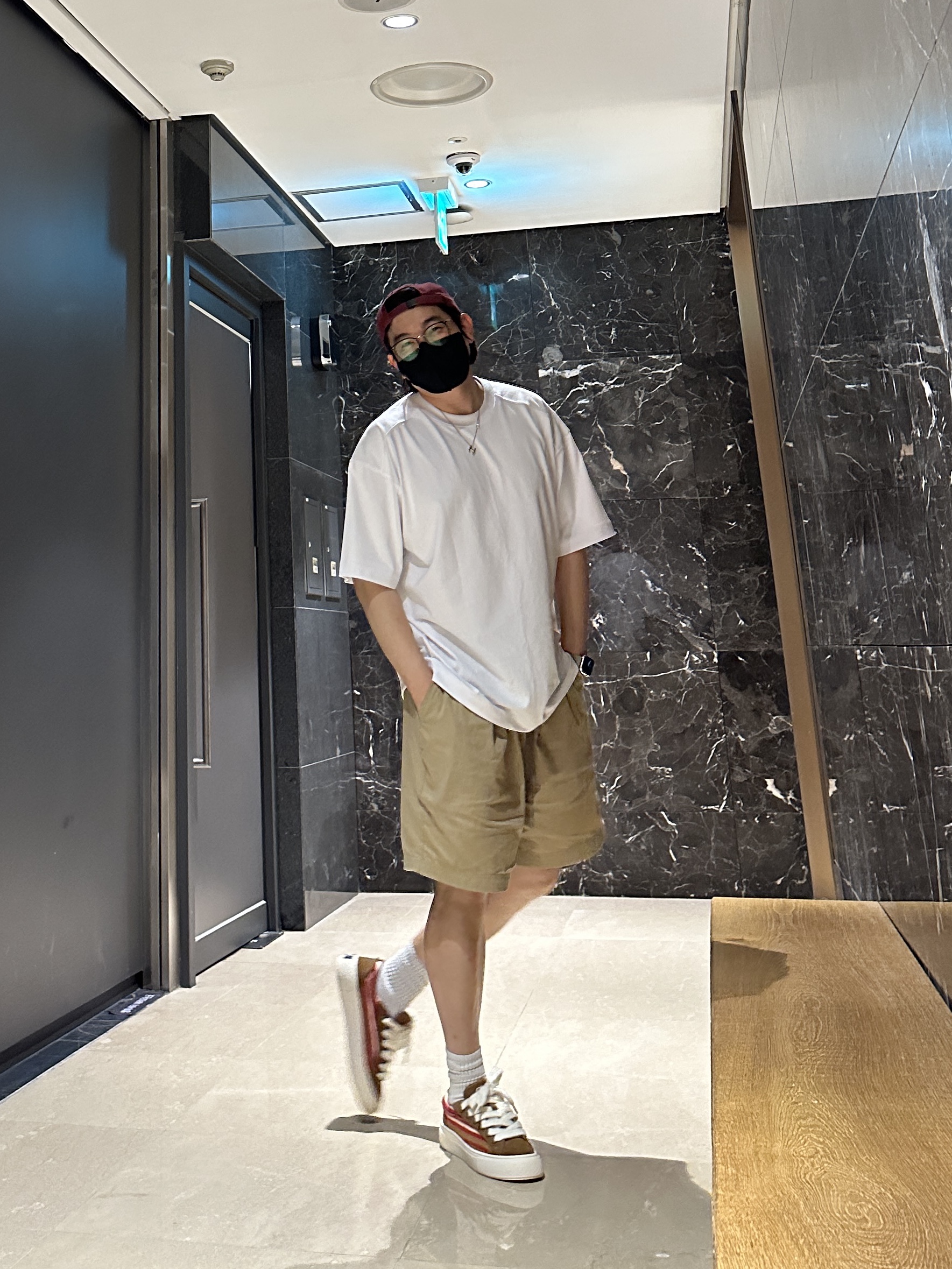 Dior x Denim Tears Dior Tears B33 Sneakers Blue Multicolor Mohair Navy Blue Suede 착용 스타일 - 3