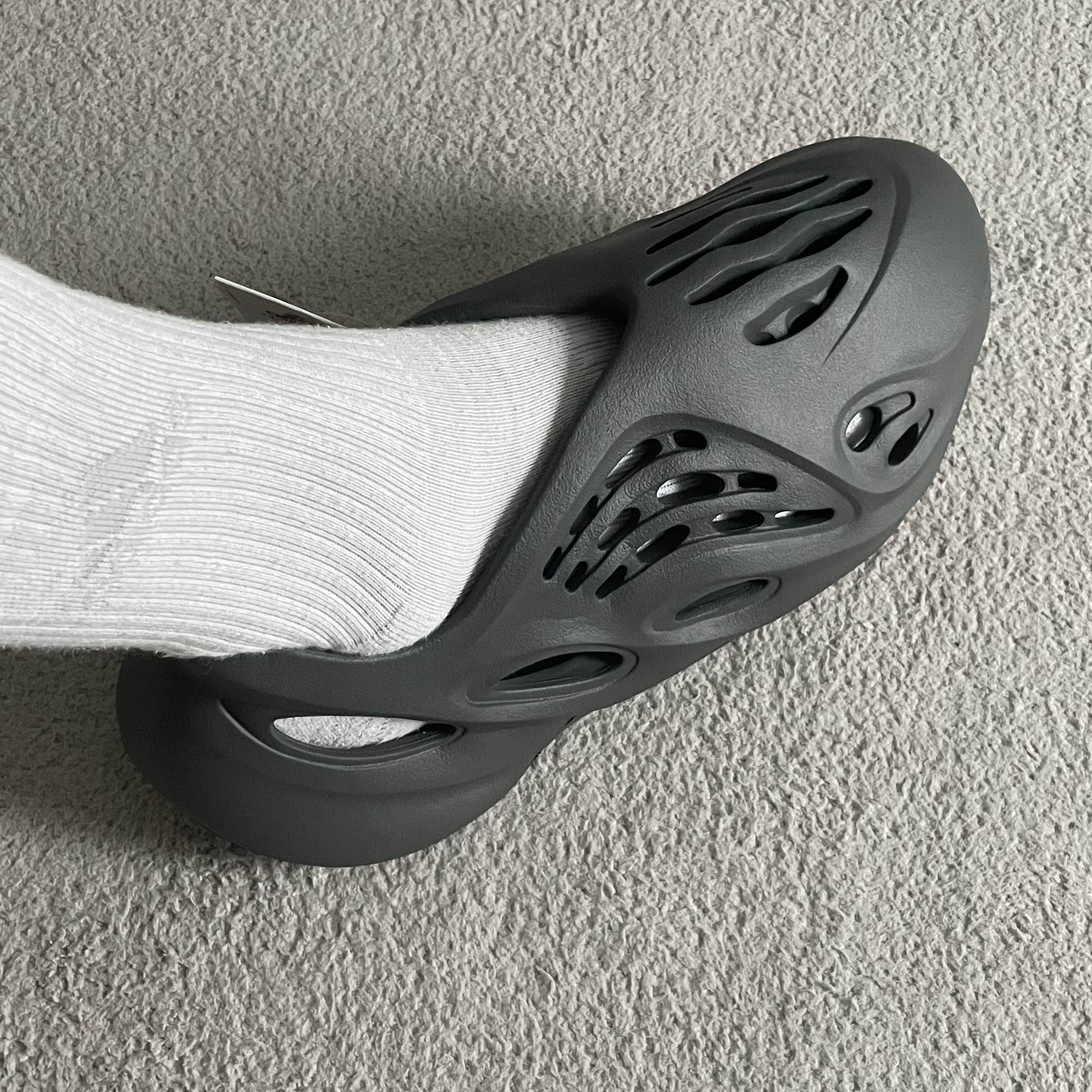 Adidas Yeezy Foam RNNR Carbon 착용 스타일