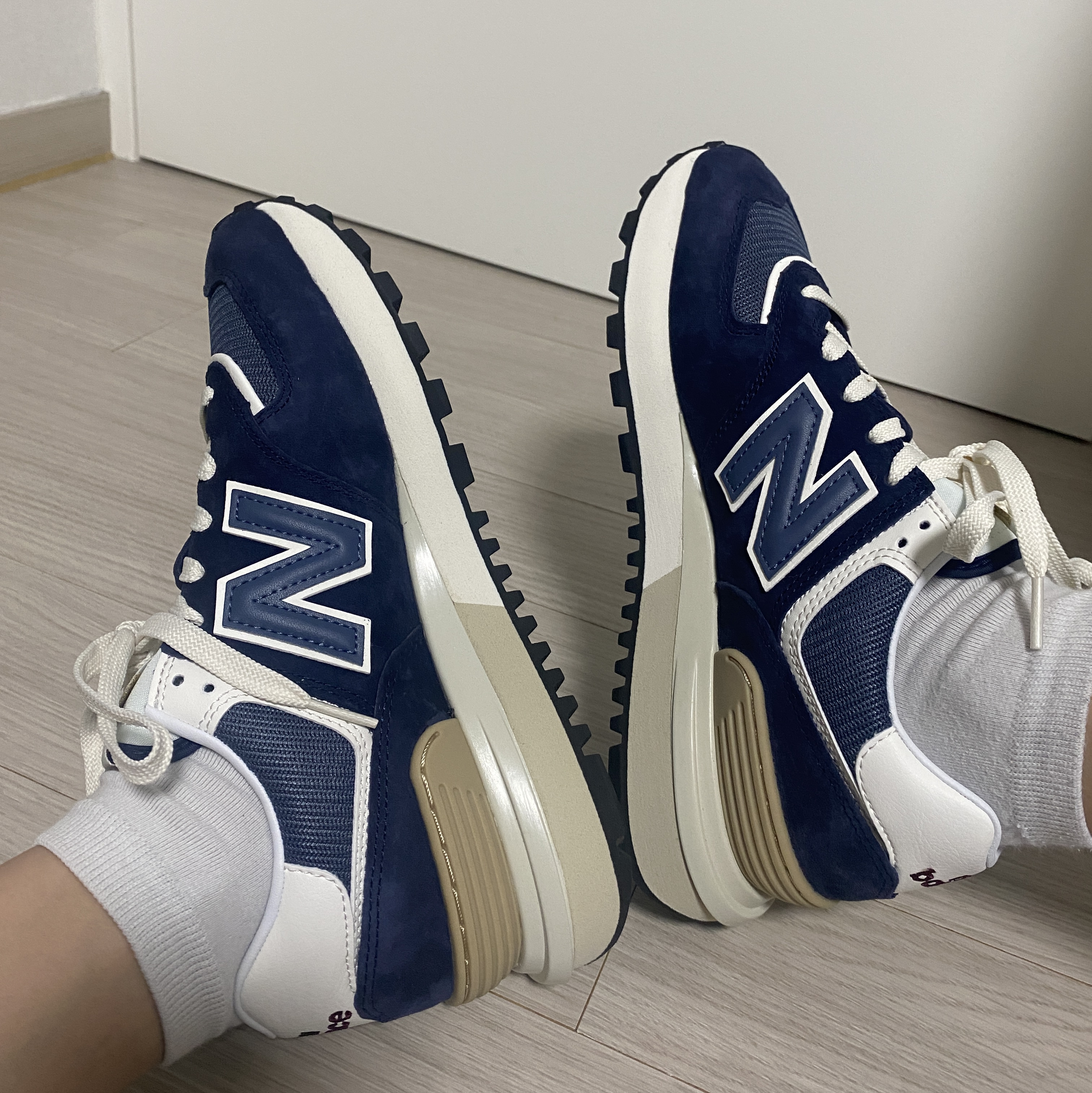 New Balance 574 Legacy Navy 착용 스타일 - 5
