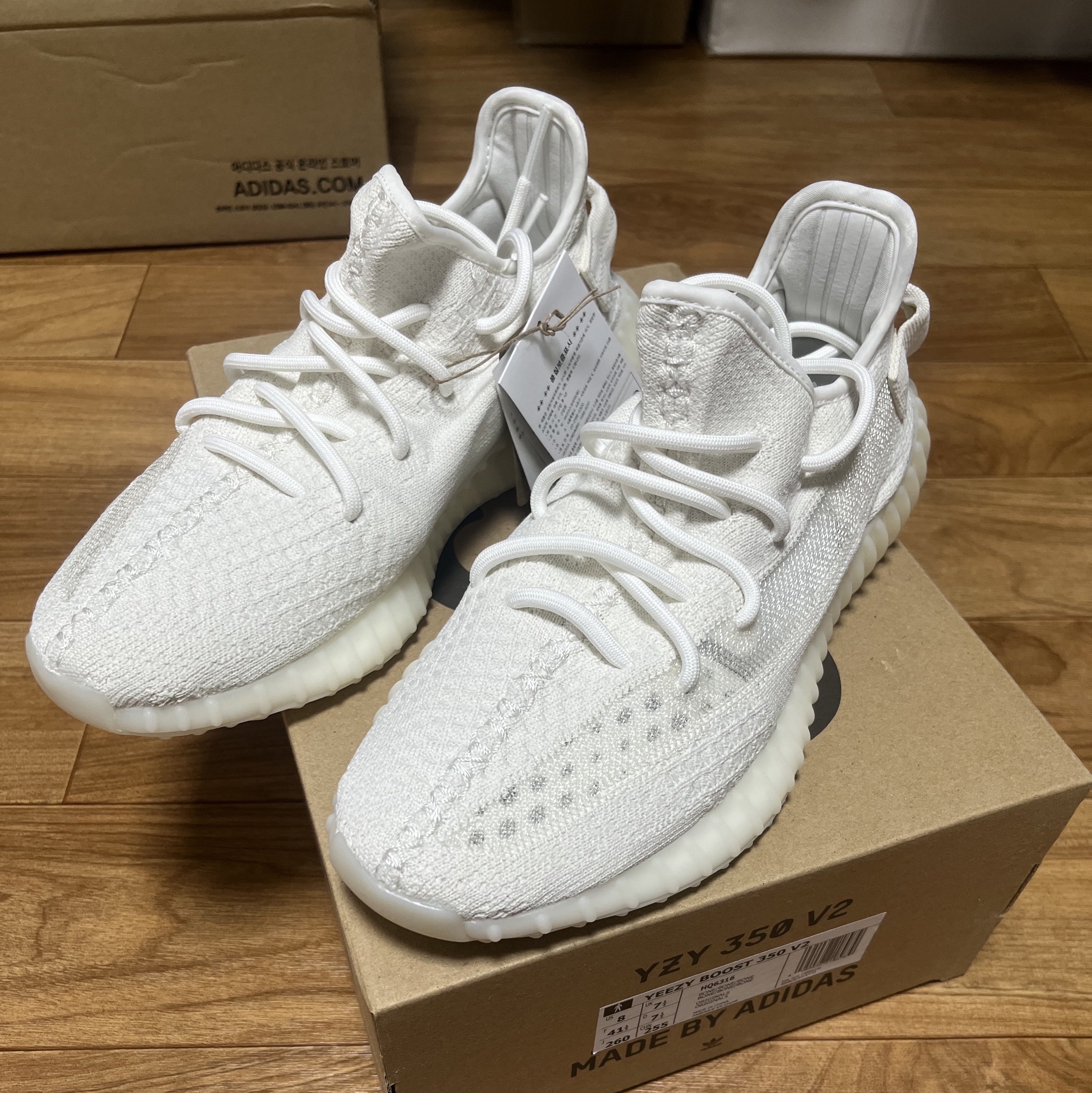 Adidas Yeezy Boost 350 V2 Bone 착용 스타일