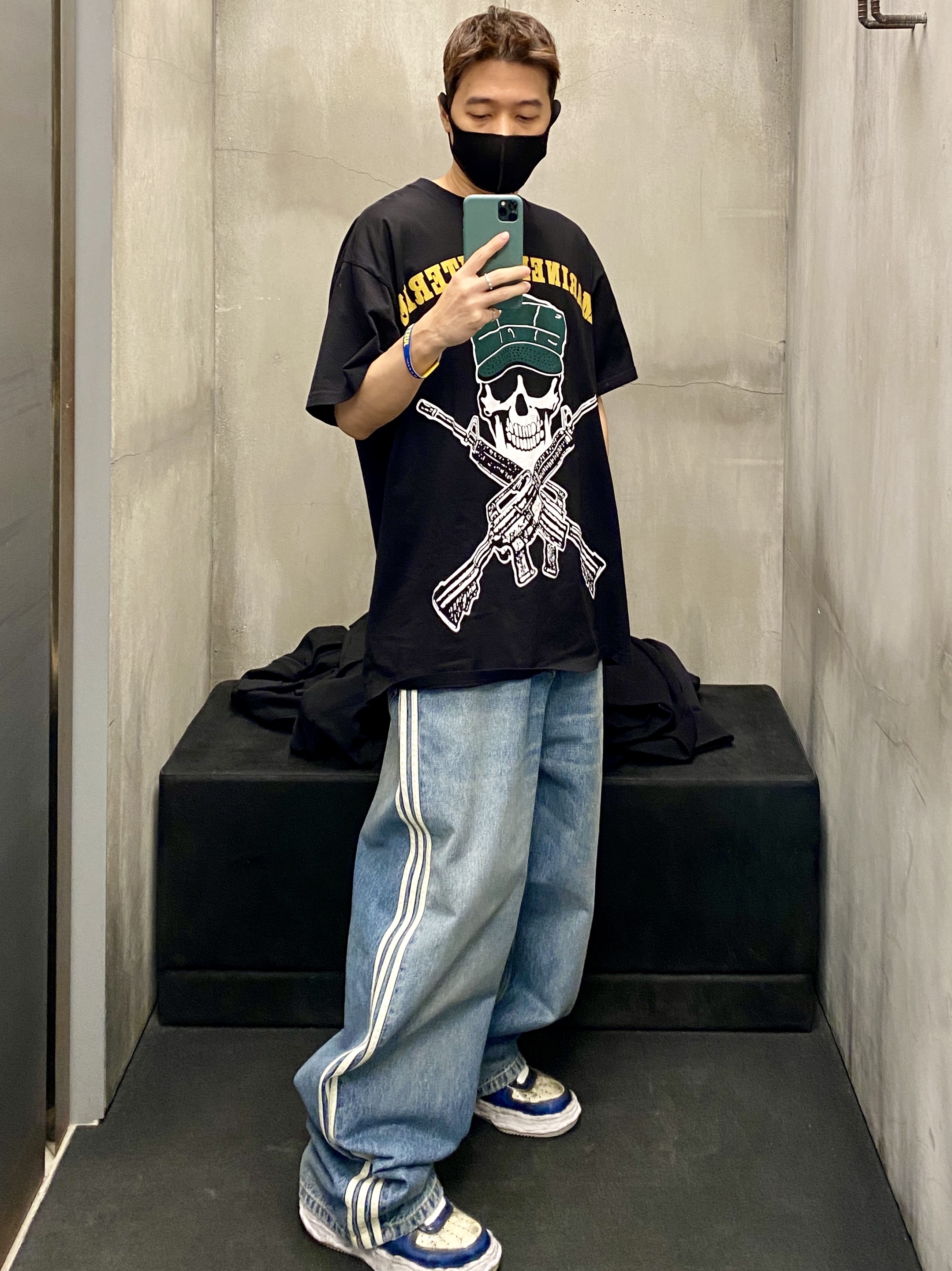 Balenciaga x Adidas Large Baggy Trousers Blue, Maison Mihara Yasuhiro Wayne OG Sole Brushed Patent Low-top Sneakers Blue 착용 스타일