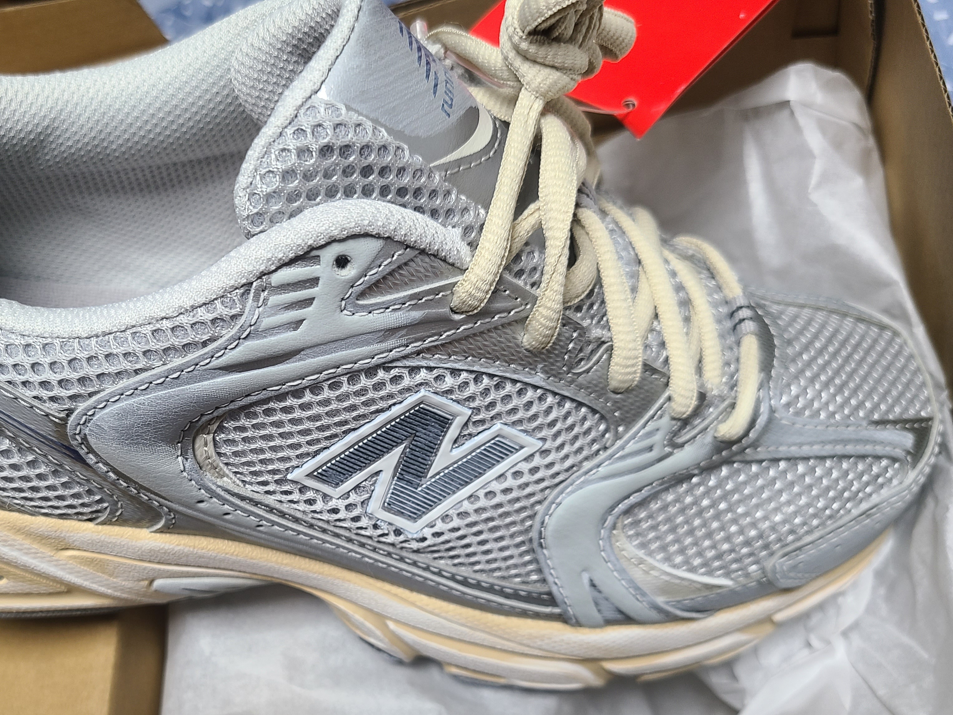New Balance 530 Vintage Metallic Silver 착용 스타일