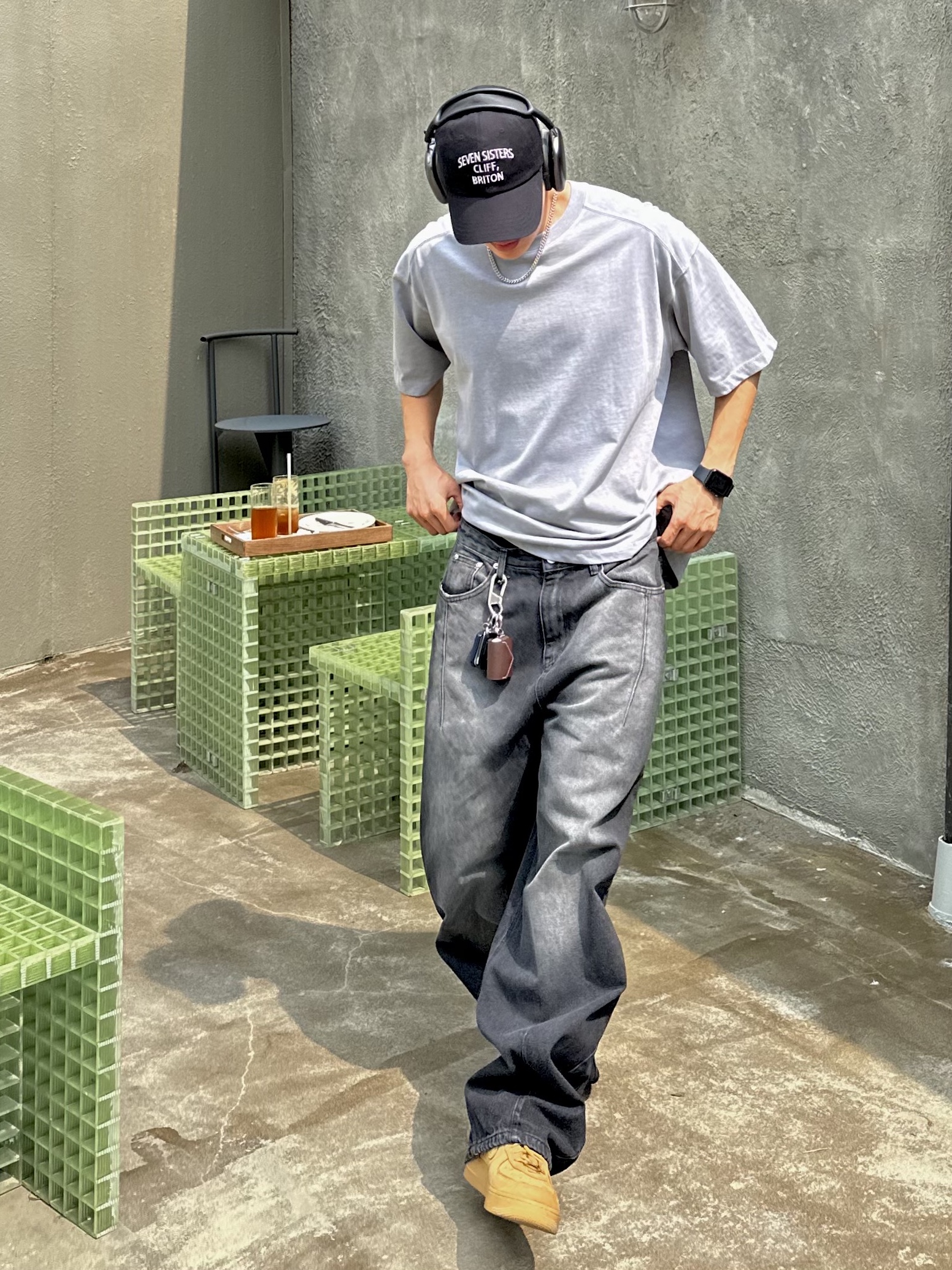Nike x Supreme Air Force 1 Low Flax, Apple AirPods Max Lightning Space Gray (Korean Ver.) 착용 스타일 - 2