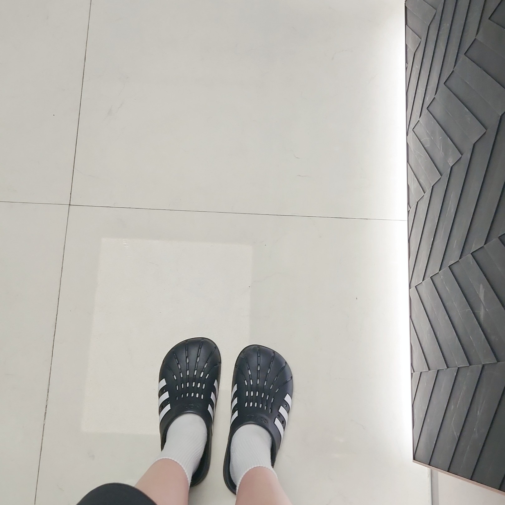 Adidas Adilette Clog Black White 착용 스타일 - 2