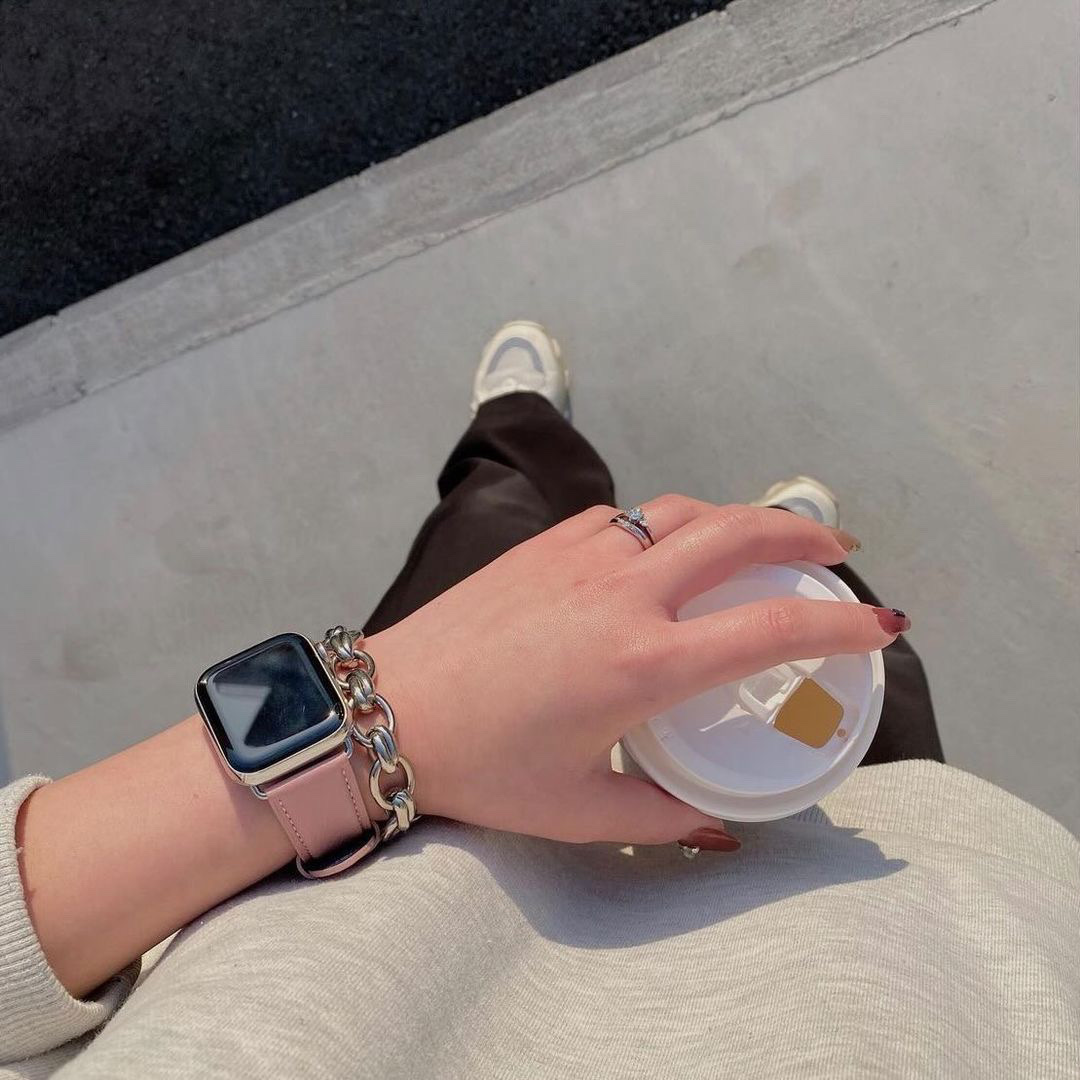[KREAM 단독] Maison de Sabre The Apple Watch Band Pink Lily 착용 스타일 - 1