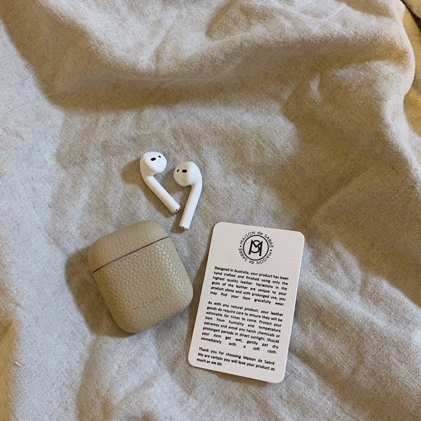 [KREAM 단독] Maison de Sabre AirPods Case Saharan Nude 착용 스타일