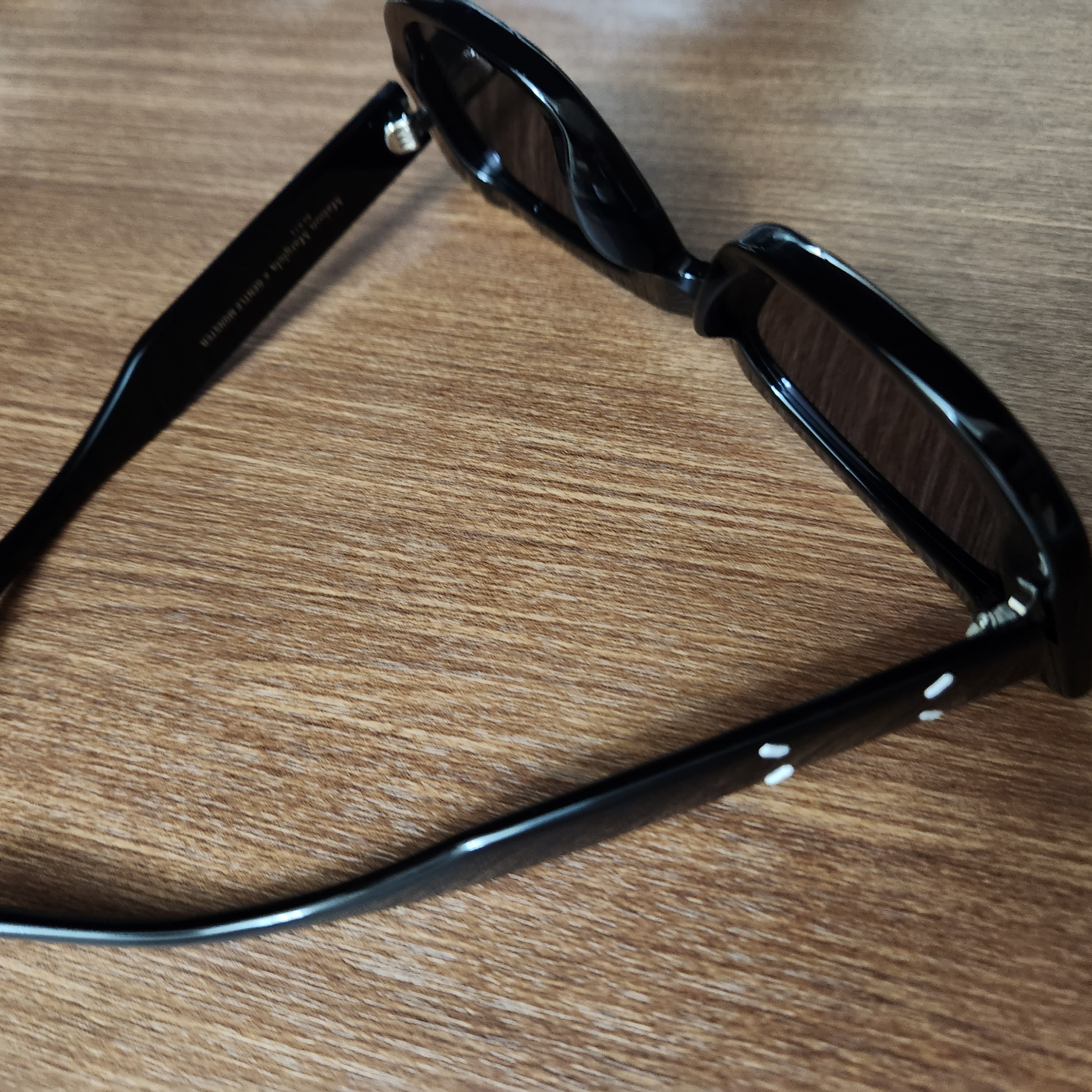 Gentle Monster x Maison Margiela MM008 Black Black 착용 스타일 - 2