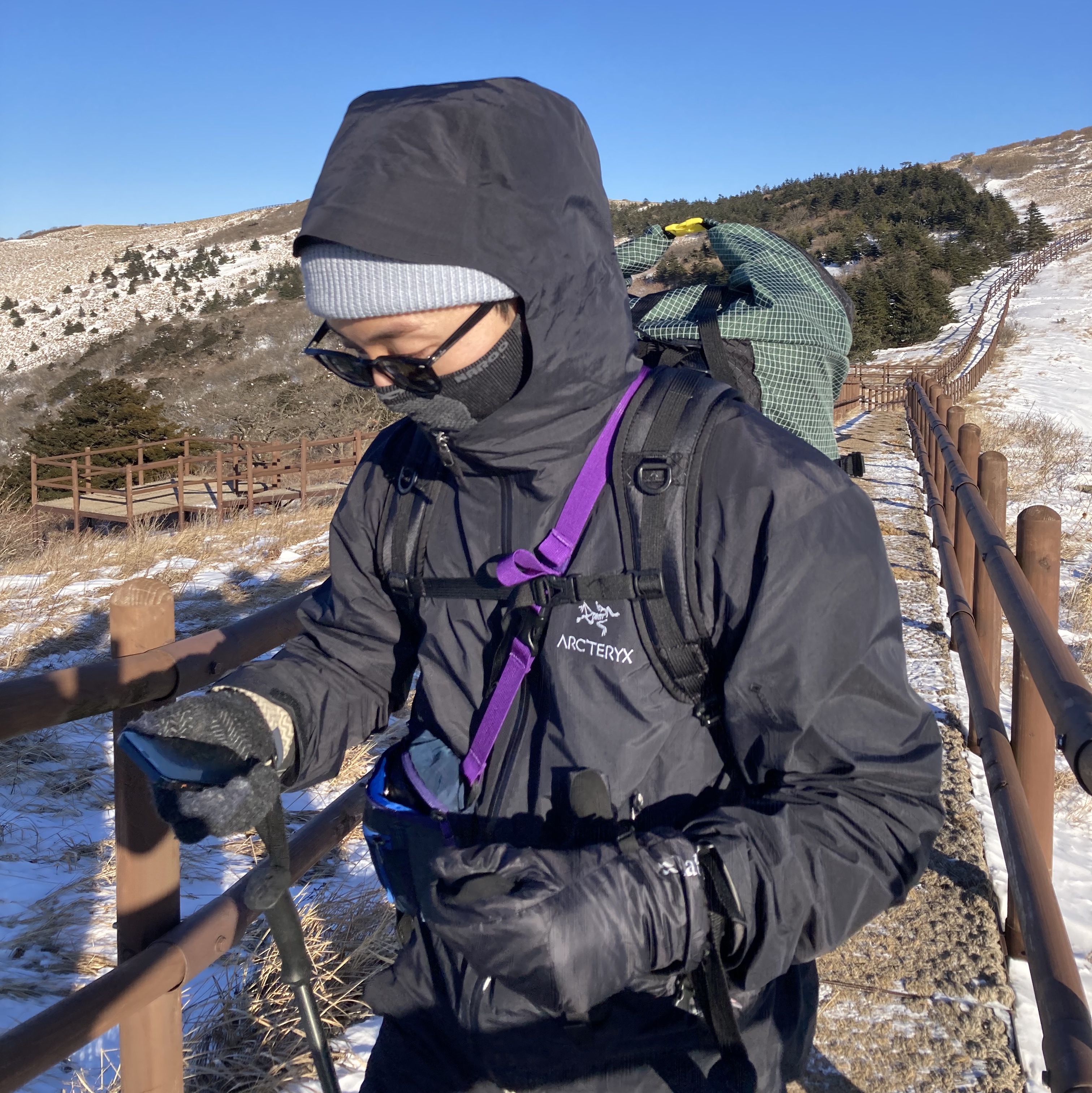 Arc'teryx Zeta SL Jacket Black 착용 스타일