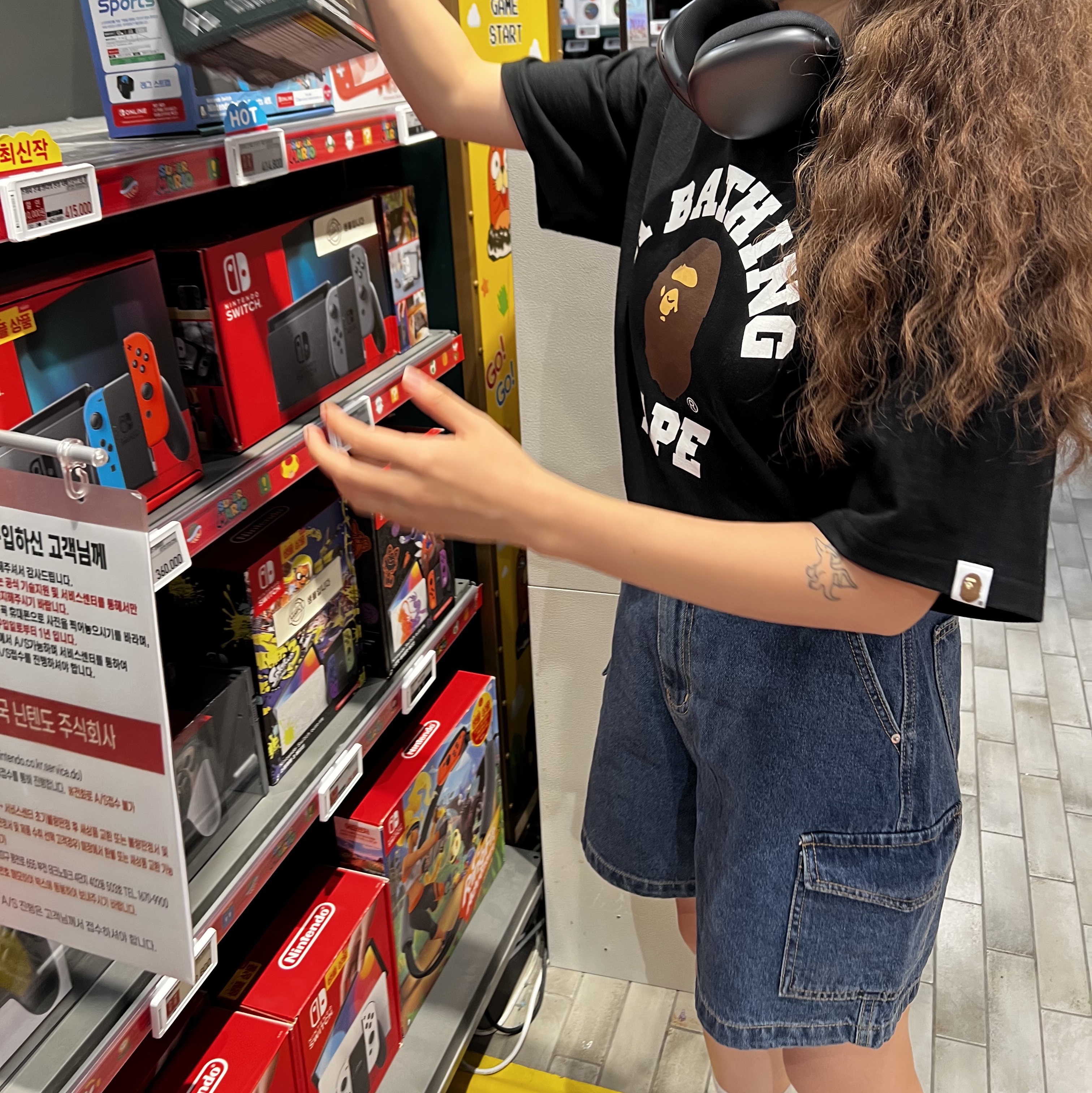 Apple AirPods Max Lightning Space Gray (Korean Ver.), BAPE Line 1st Camo College T-Shirt Black Green 착용 스타일 - 1