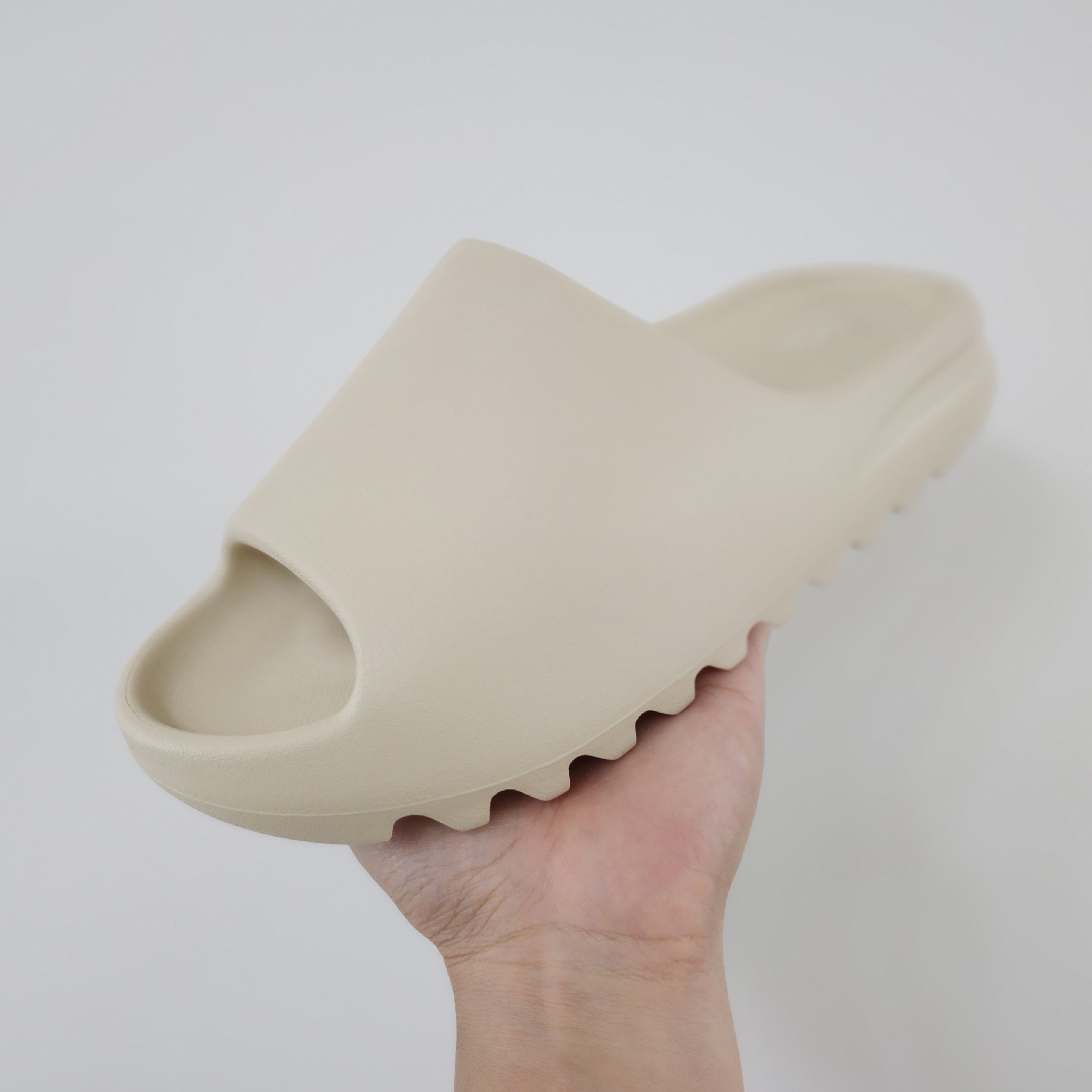 Adidas Yeezy Slide Bone 2022/2023 착용 스타일 - 1