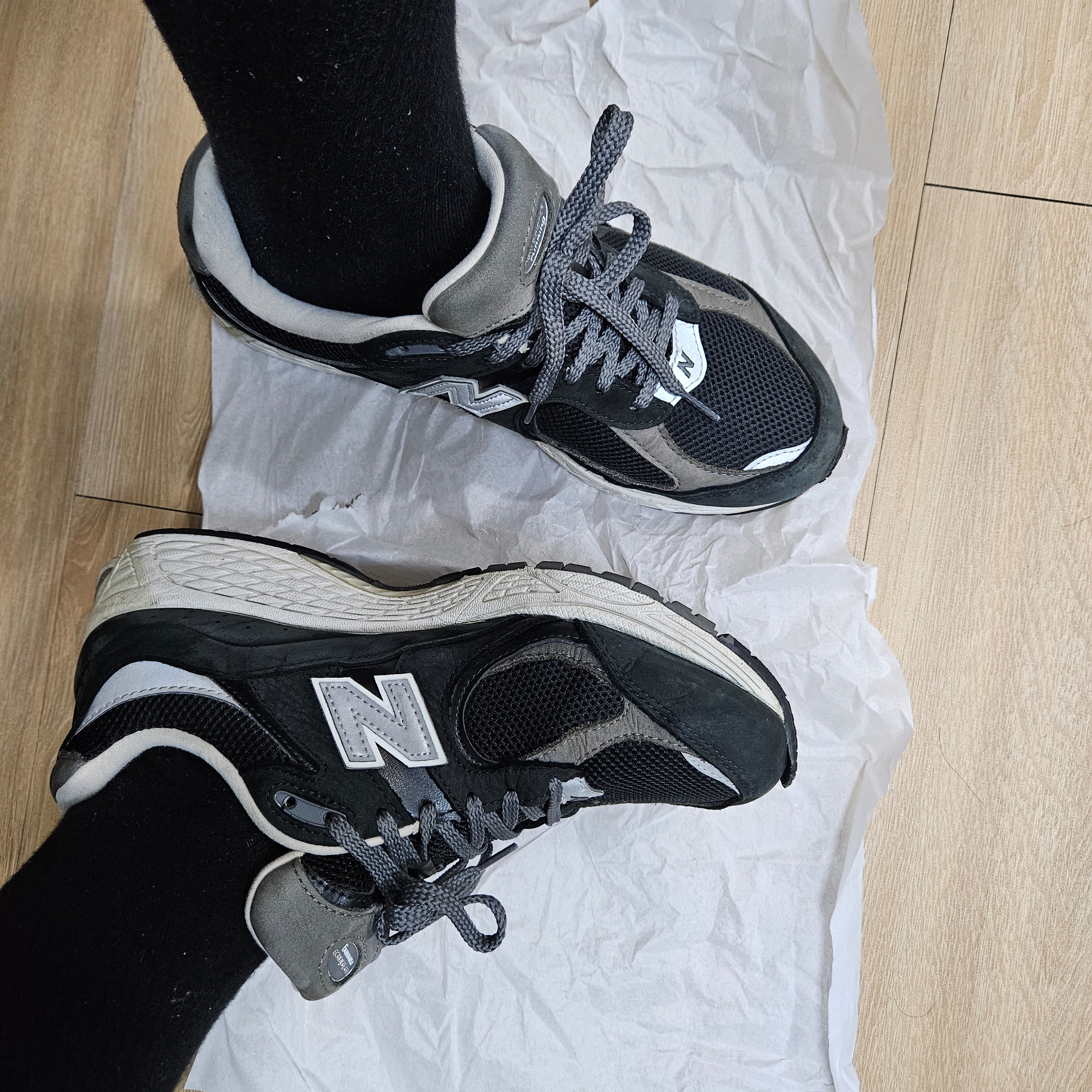 New Balance 2002R Premium Vintage Black 착용 스타일
