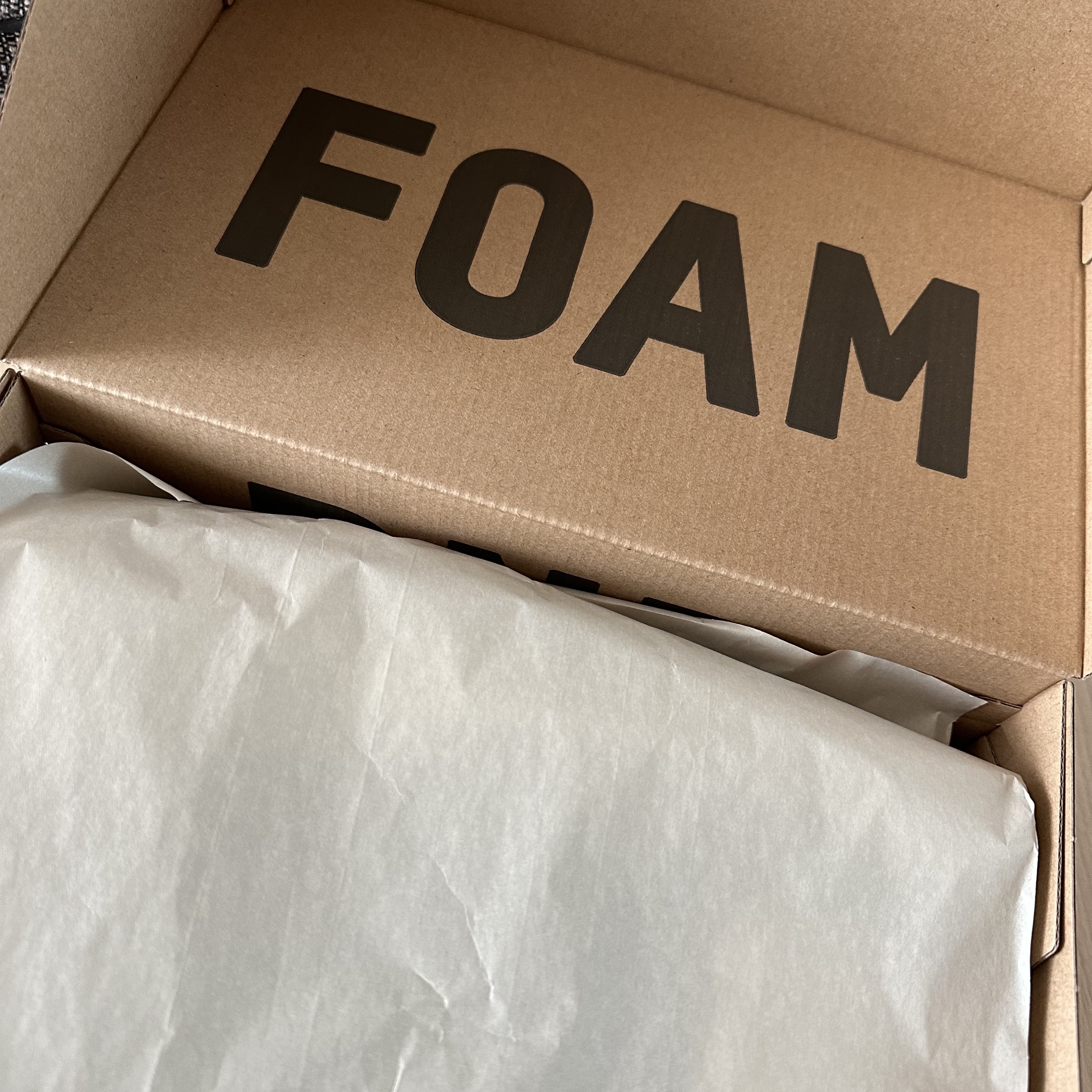 Adidas Yeezy Foam RNNR Carbon 착용 스타일 - 2
