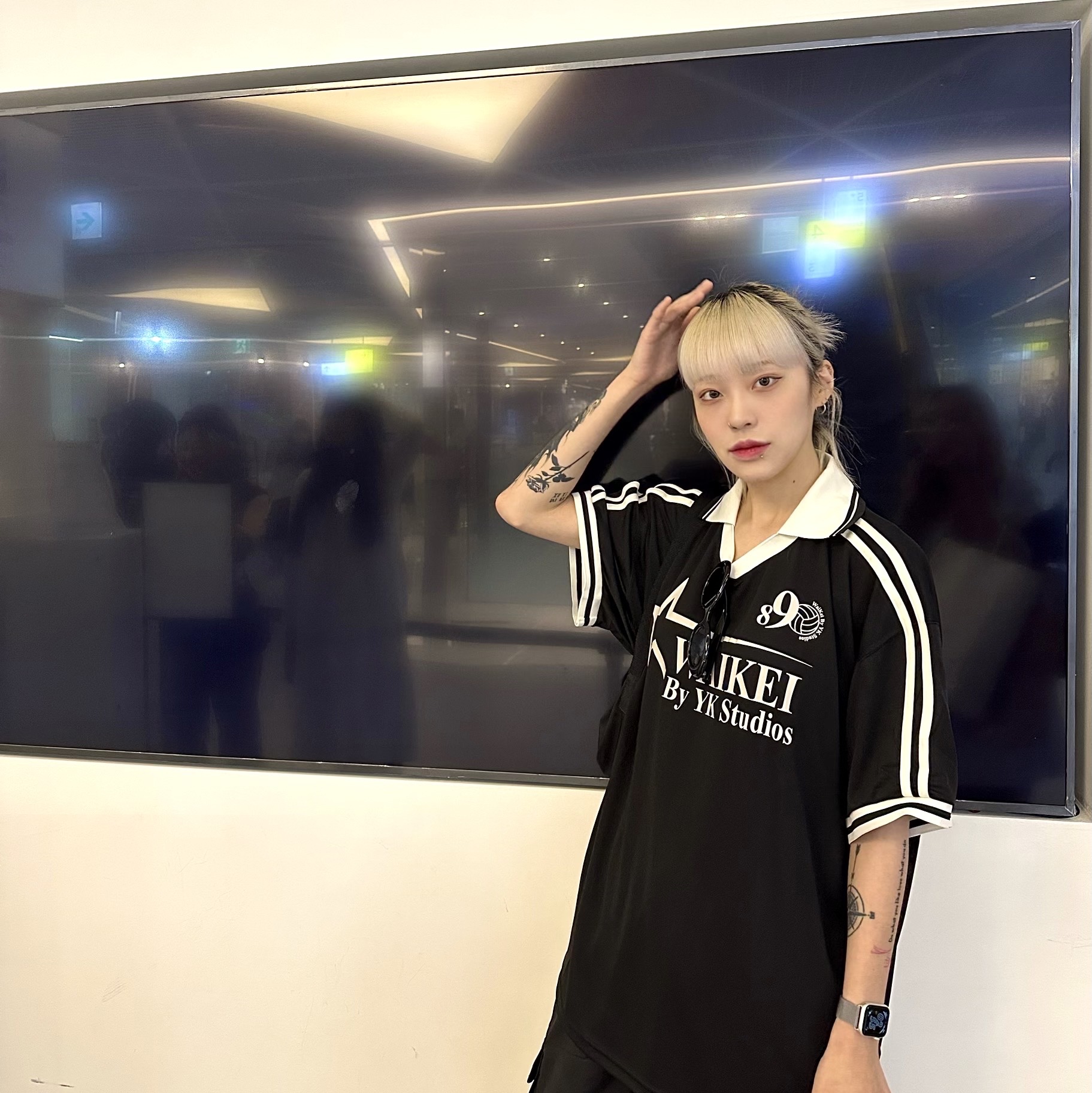 Balenciaga Wheel Small Sling Shoulder Bag Black, Nike x Peaceminusone Air Force 1 Low Para-Noise 착용 스타일 - 3