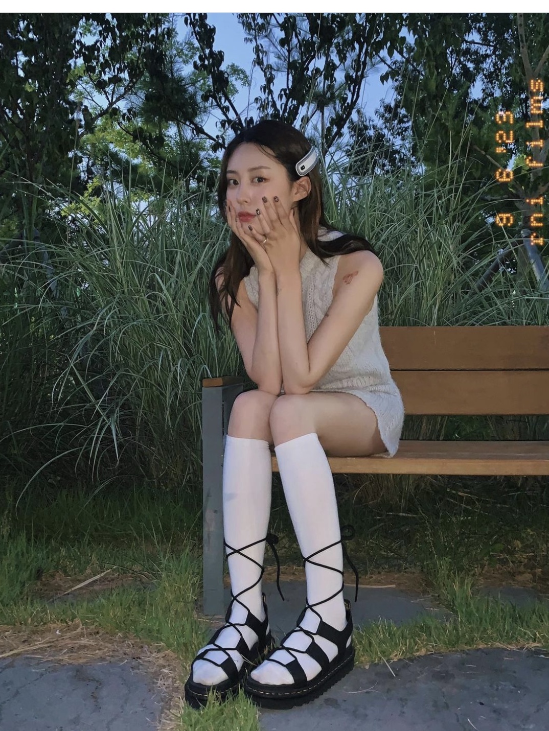 (W) Dr. Martens Nartilla Hydro Leather Sandal Black 착용 스타일 - 1