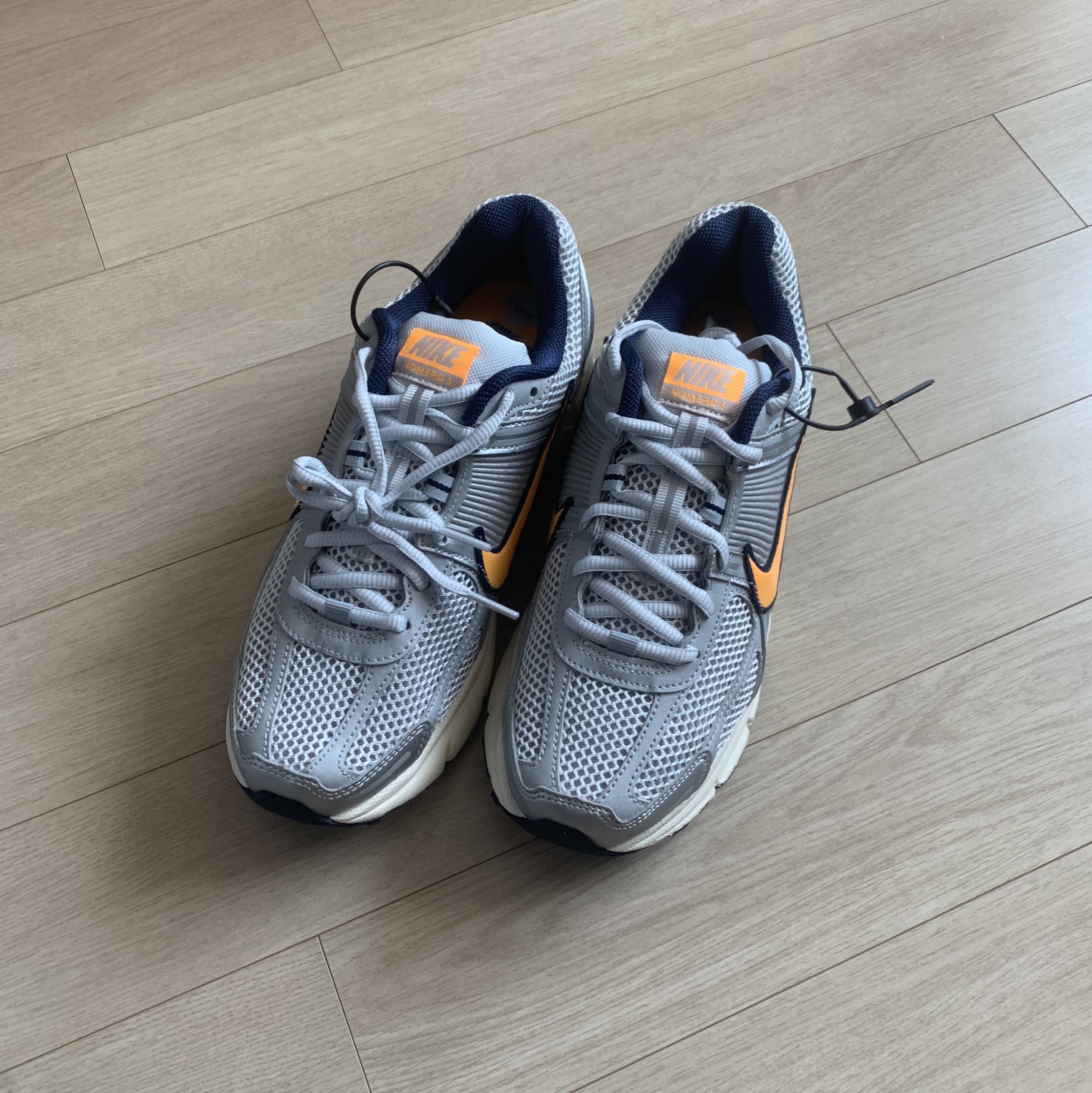 Nike Zoom Vomero 5 Pure Platinum and Laser Orange 착용 스타일 - 3