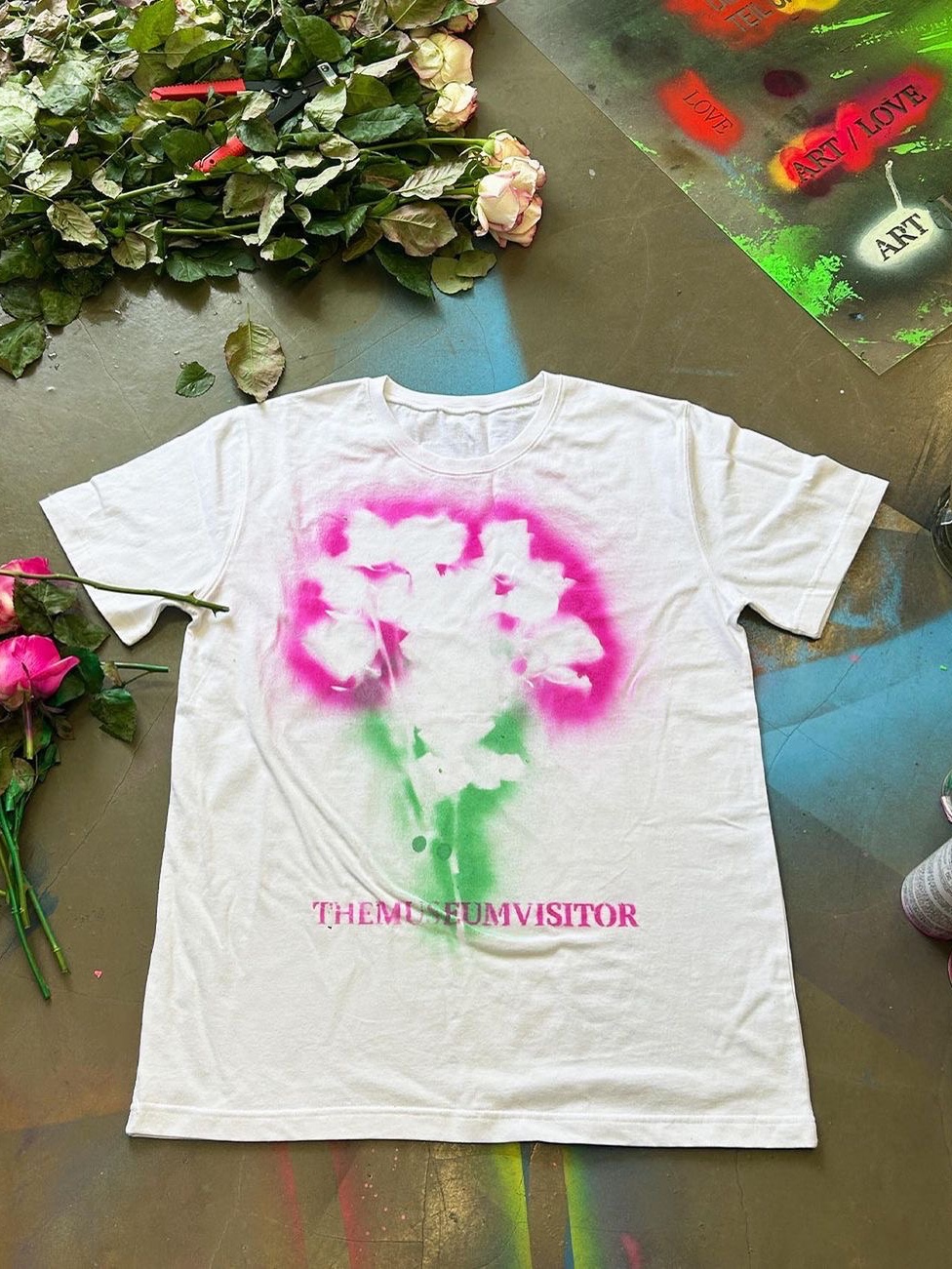The Museum Visitor Rose Spray Printed T-Shirts White 착용 스타일