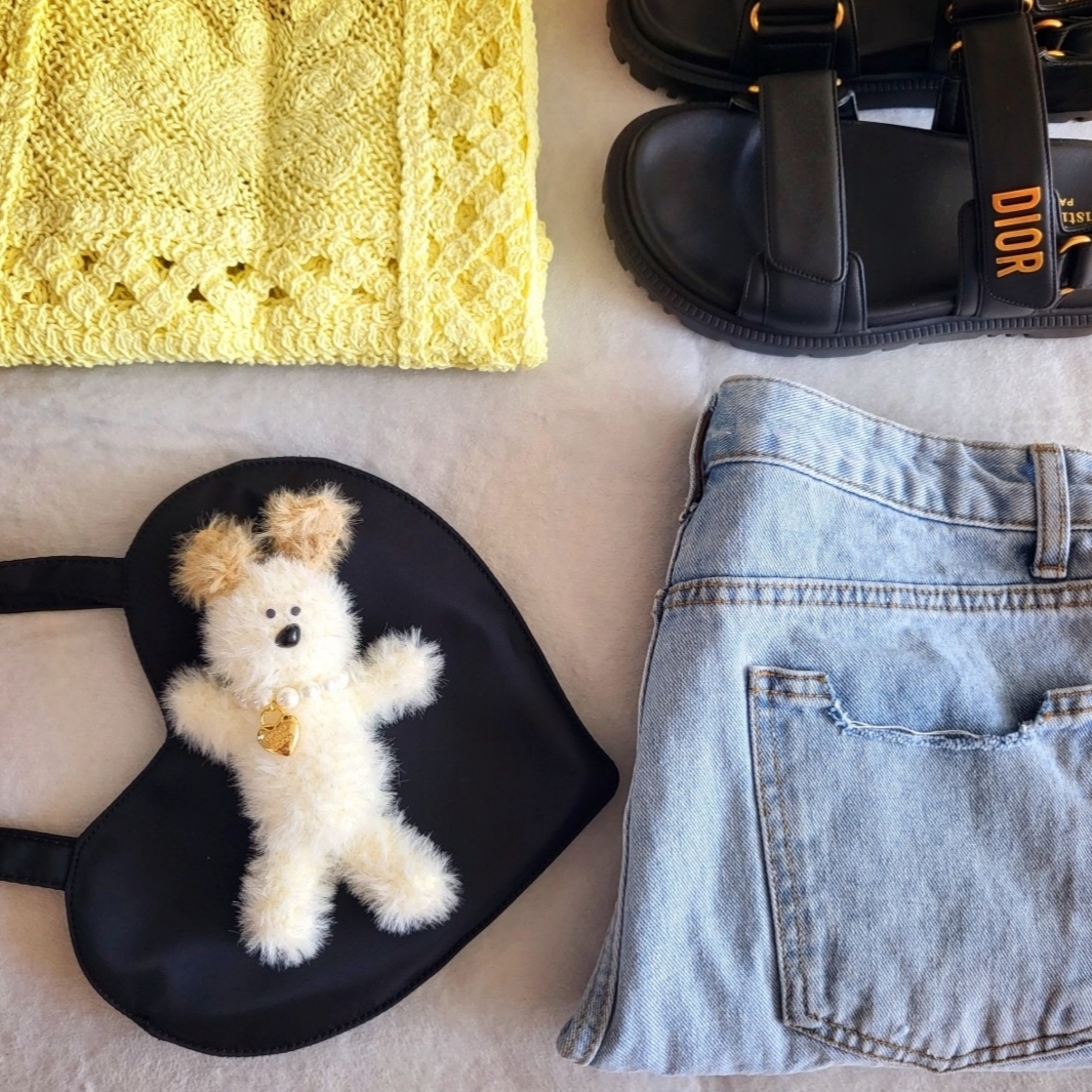 Margesherwood Wood Keyring White, (W) Dior DiorAct Lambskin Sandal Black 착용 스타일