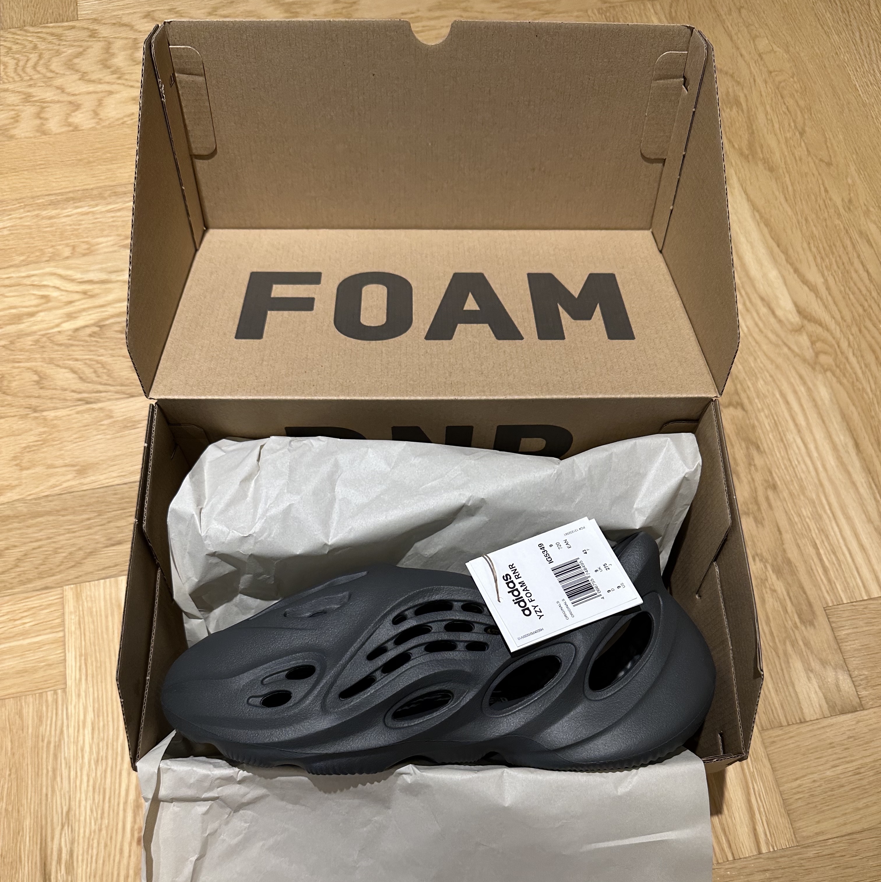 Adidas Yeezy Foam RNNR Carbon 착용 스타일