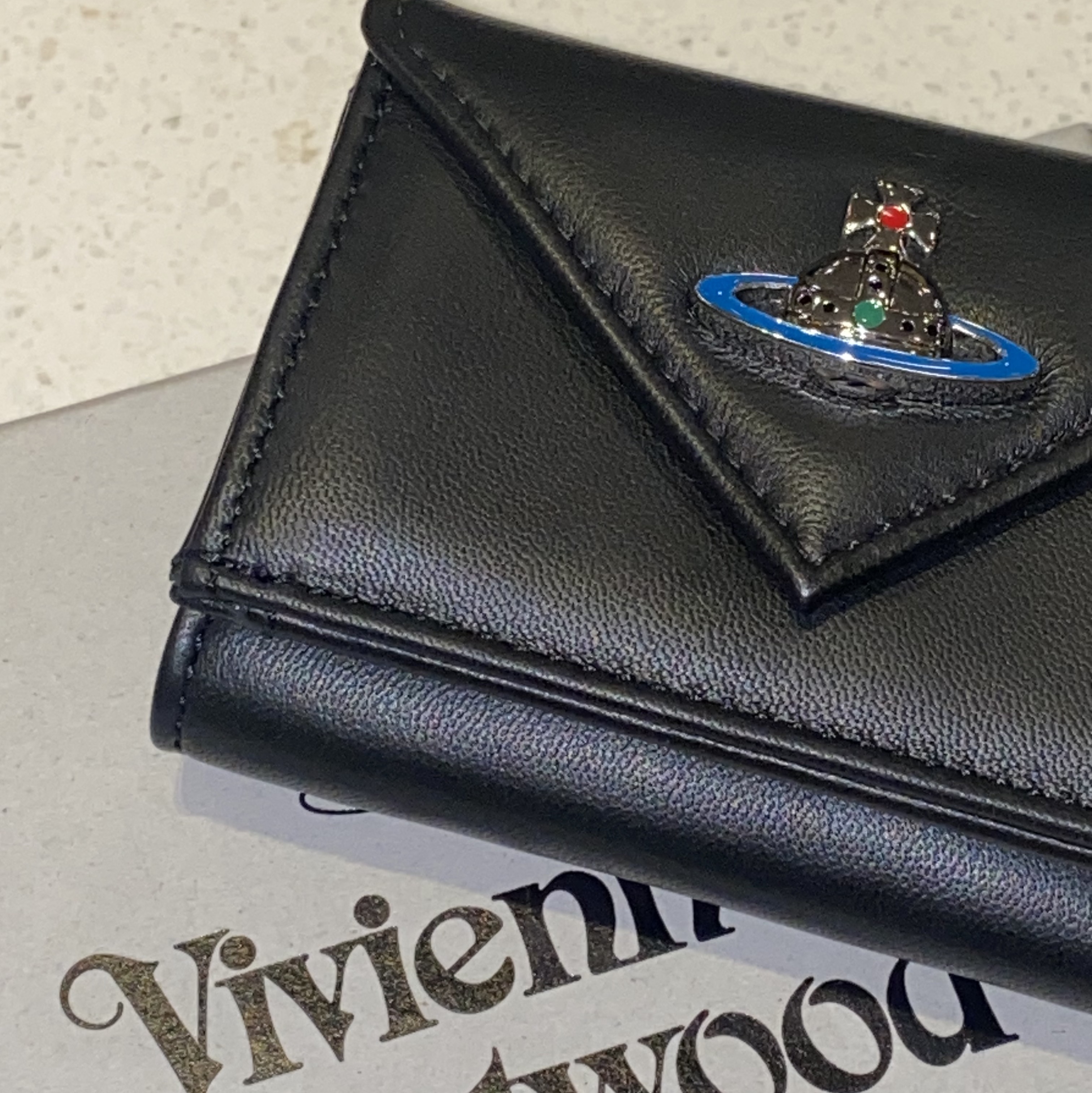 Vivienne Westwood Emma Envelope Bill Fold with Pocket Black 착용 스타일