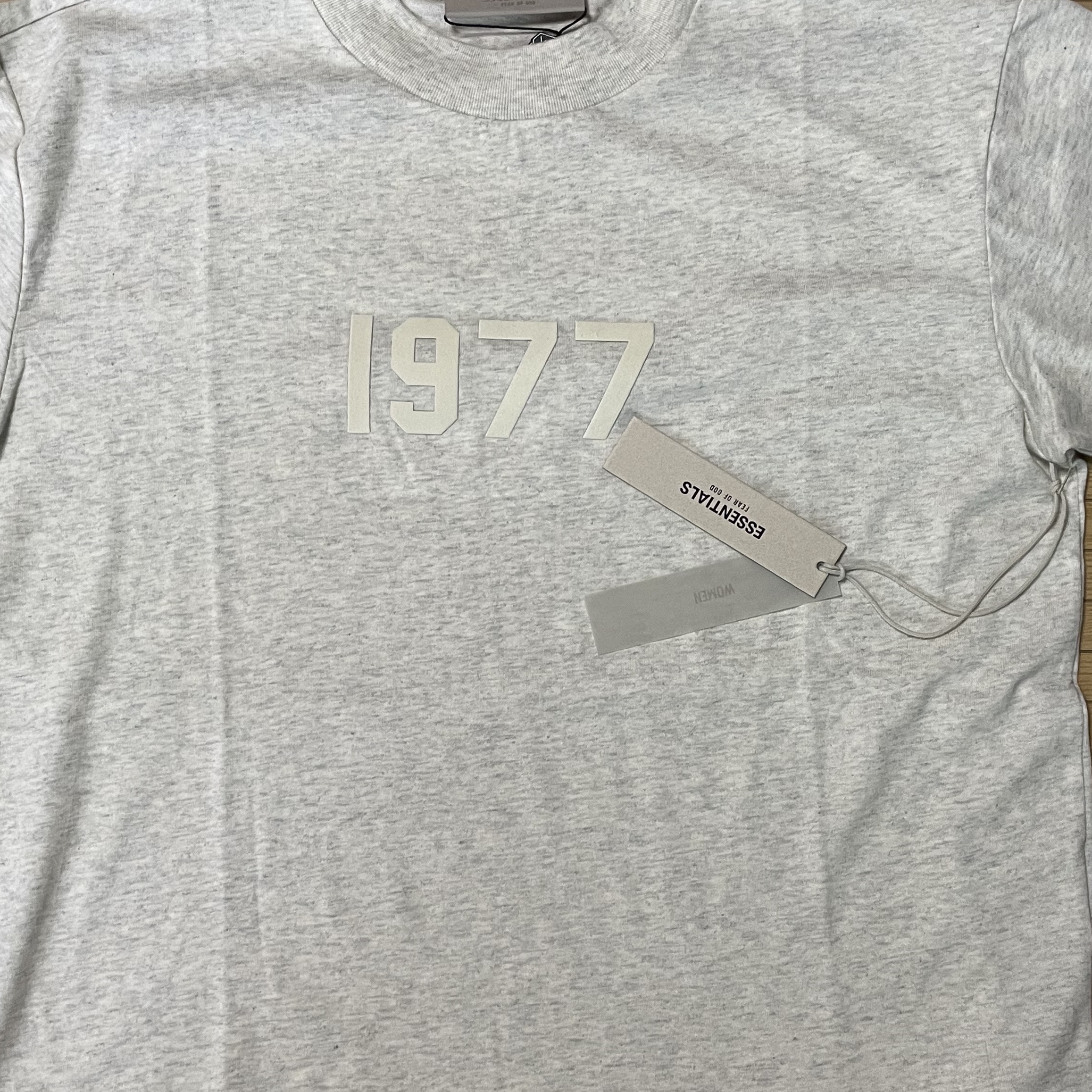 (W) Essentials 1977 T-Shirt Light Oatmeal - 22SS 착용 스타일