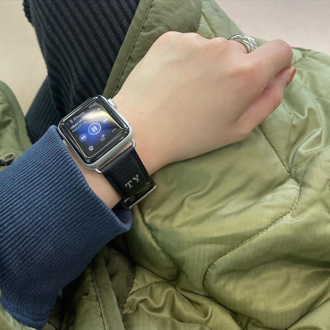 [KREAM 단독] Maison de Sabre The Apple Watch Band Black Caviar 착용 스타일