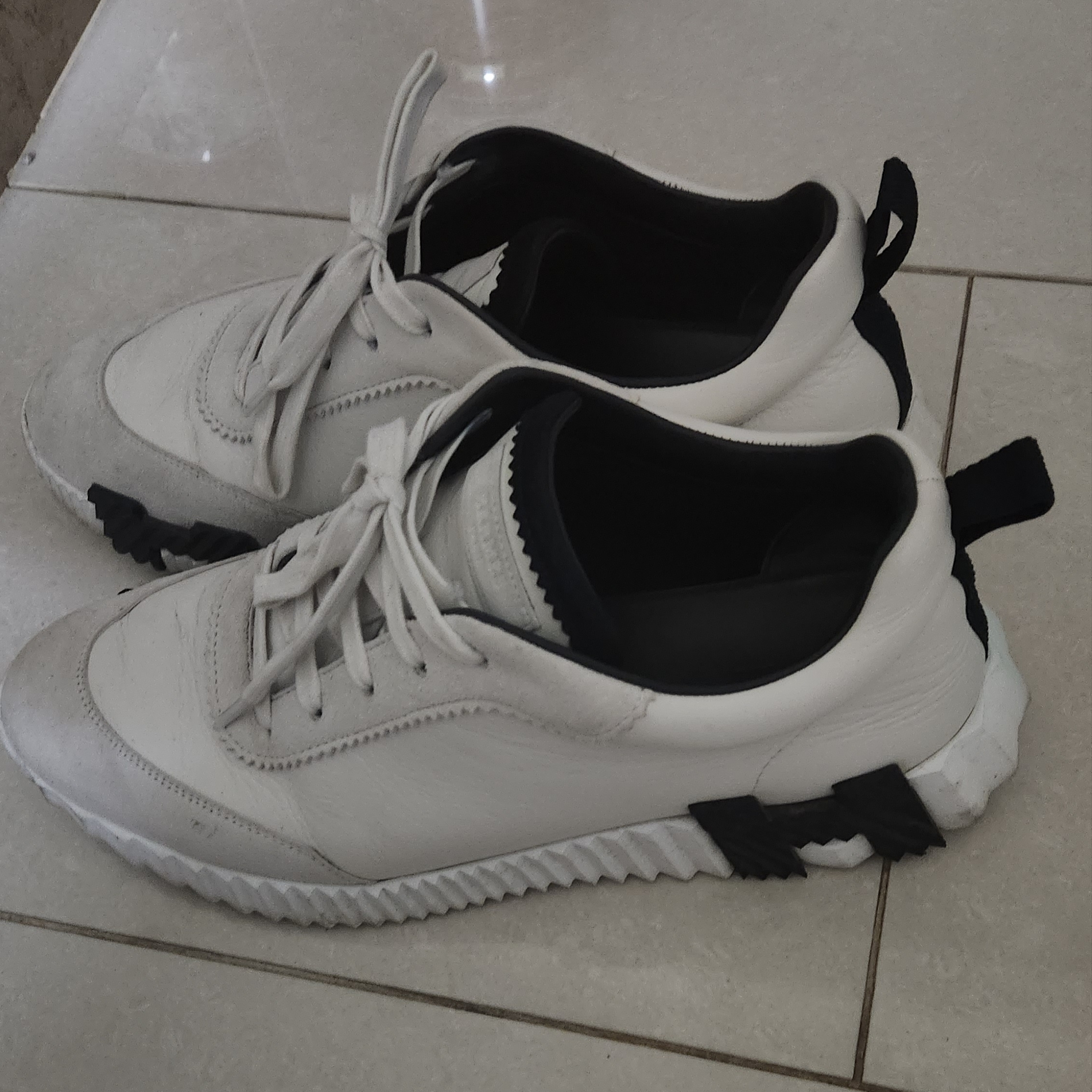 Hermes Bouncing Sneakers Calfskin Suede Goatskin & Blanc 착용 스타일