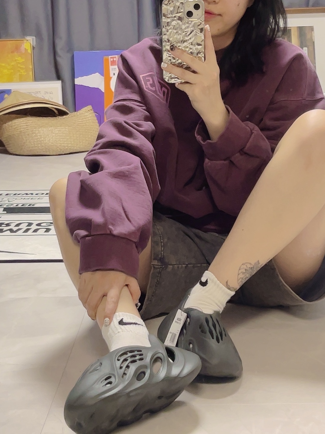 Adidas Yeezy Foam RNNR Carbon, Deus Ex Machina Seoul Address Crew Black 착용 스타일 - 2