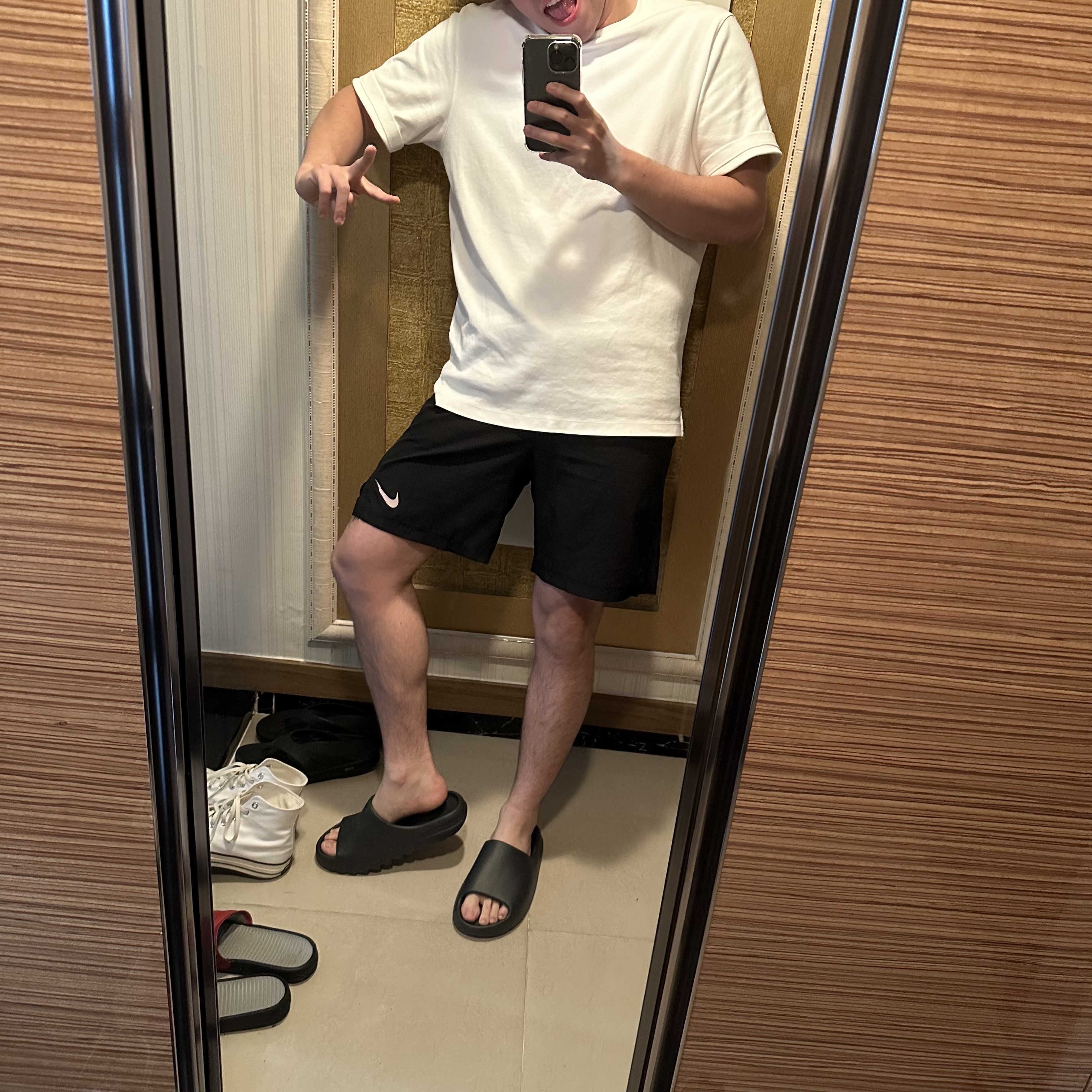 Adidas Yeezy Slide Onyx 착용 스타일