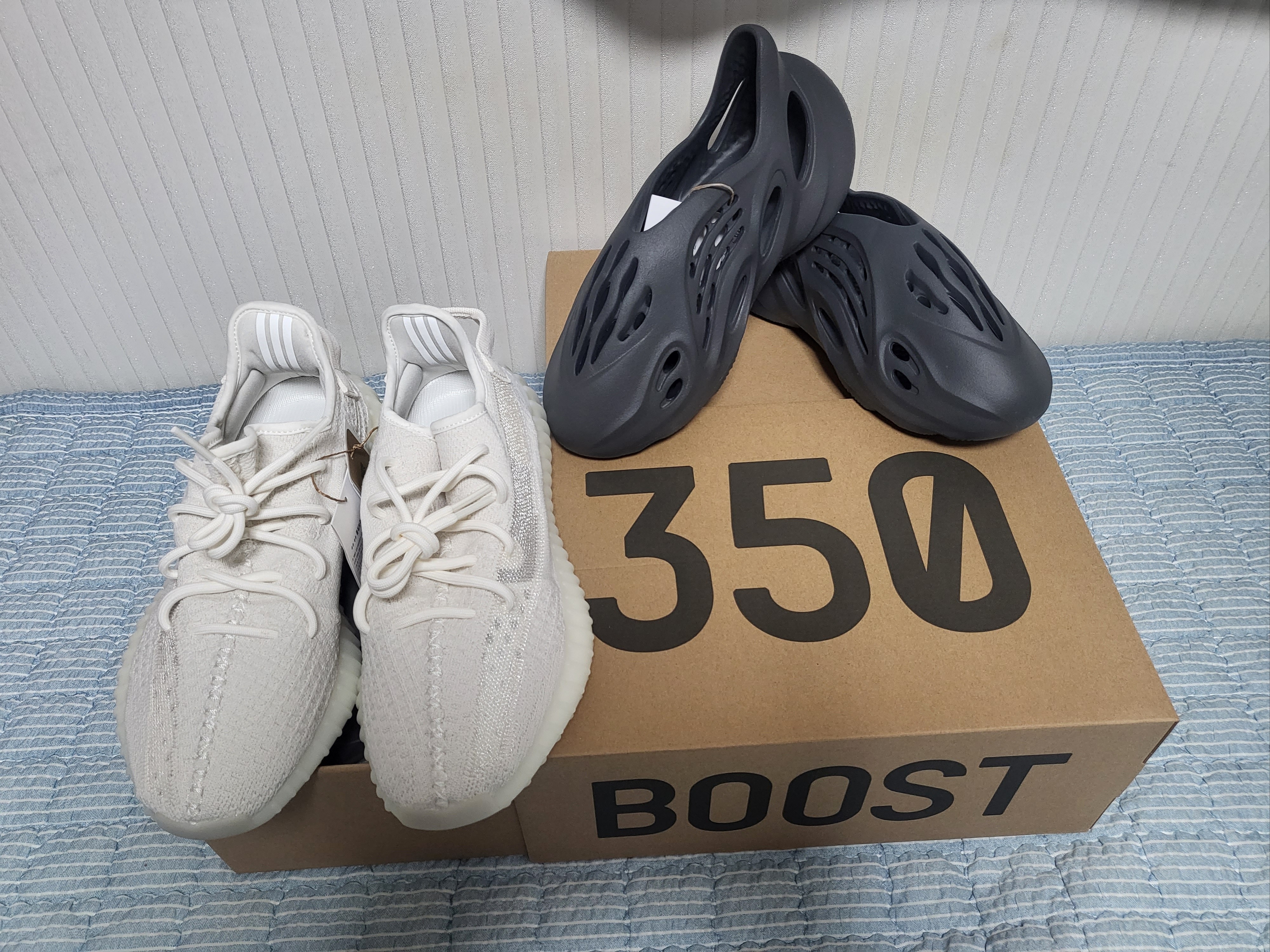 Adidas Yeezy Boost 350 V2 Bone, Adidas Yeezy Foam RNNR Carbon 착용 스타일
