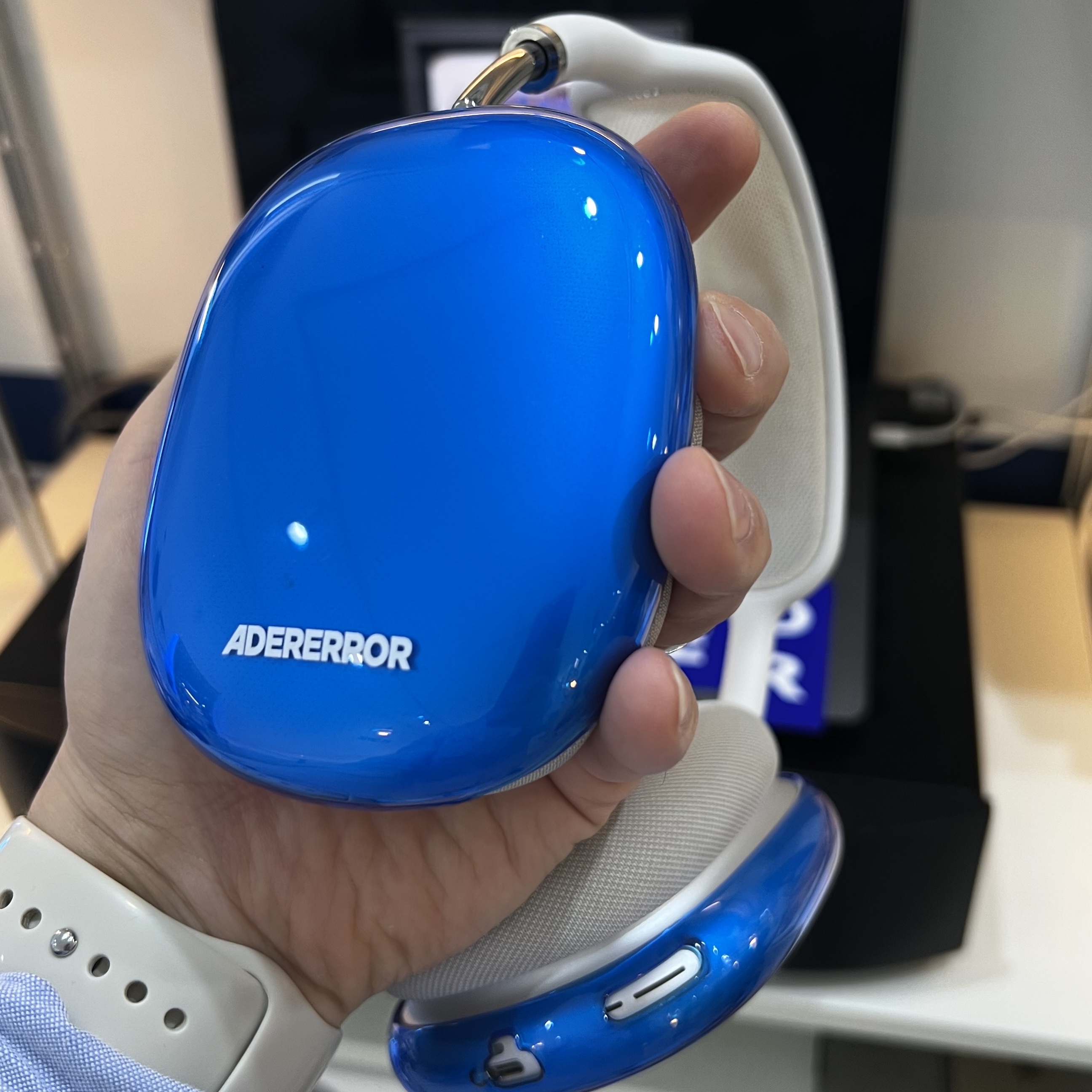 Ader Error Standic AirPods Max Case Z-Blue 착용 스타일